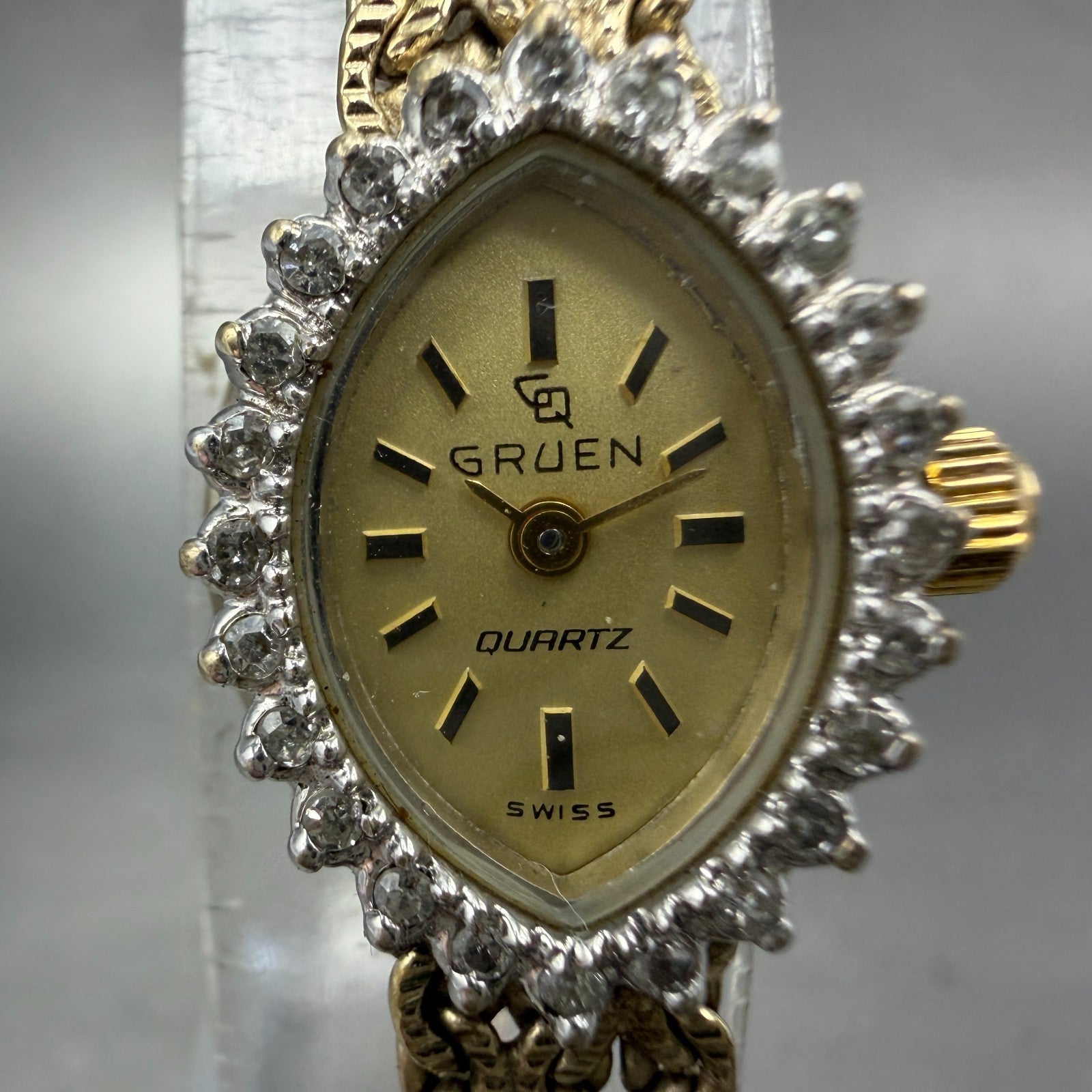 Gruen Watch Women 16mm Gold Dial Gold Tone Oval Diamond Bezel New battery VTG1