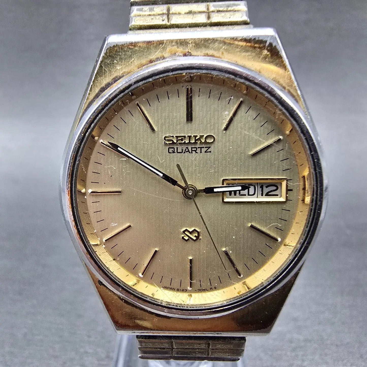 Seiko SQ Watch Men 35mm Champagne Dial Gold Tone Daydate Round 8123-7049 PARTS0