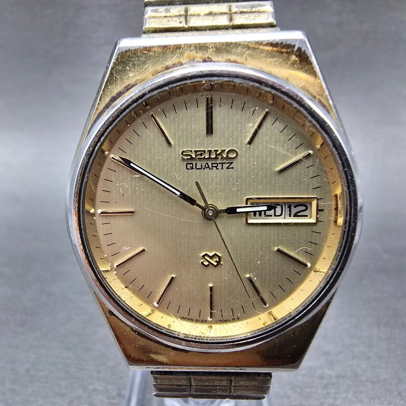 Seiko SQ Watch Men 35mm Champagne Dial Gold Tone Daydate Round 8123-7049 PARTS0