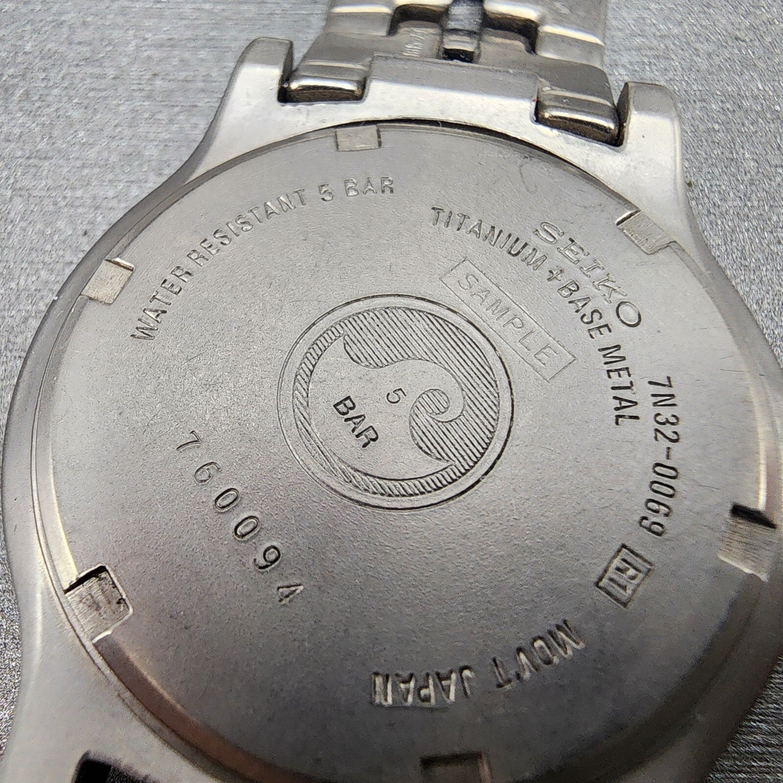 Seiko Titanium Watch Men 35mm Black Dial Gray Tone Date 7n320069 BROKEN BAND9