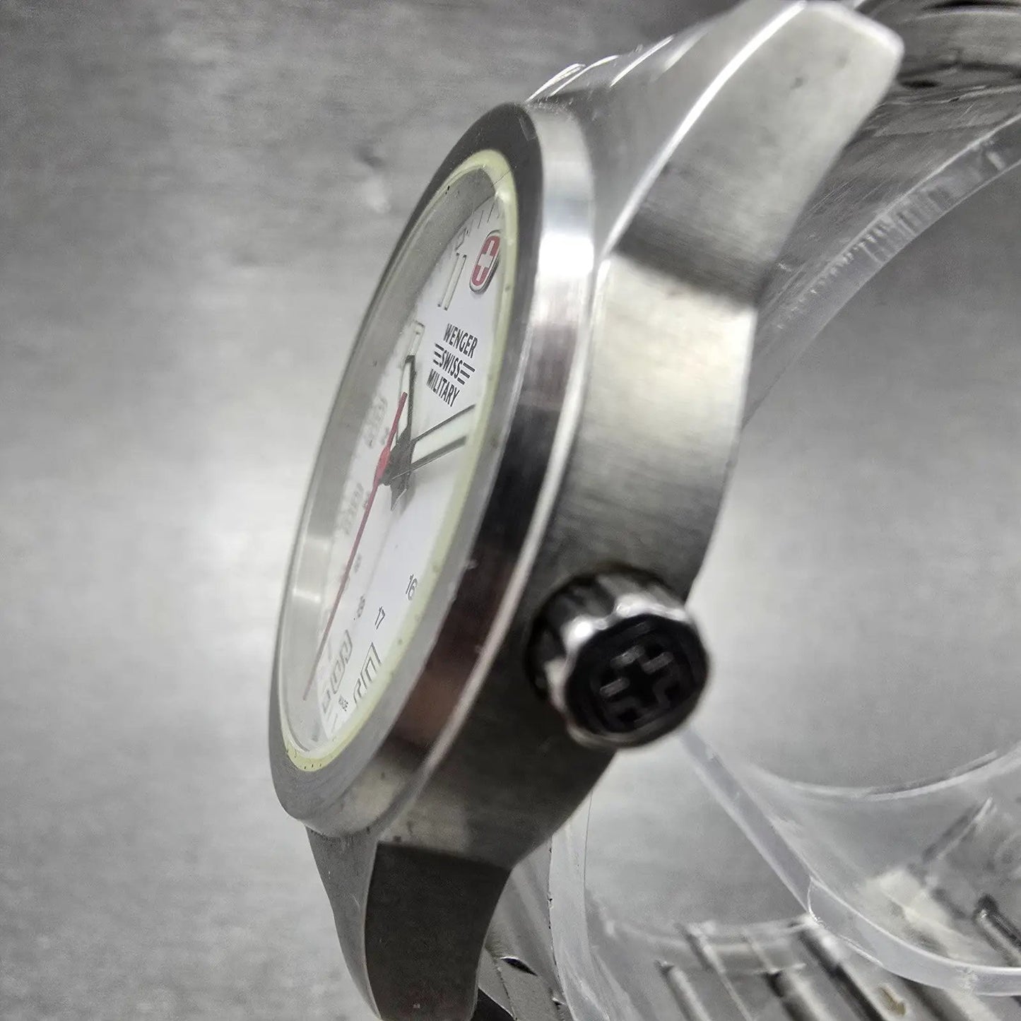 Wenger Swiss Military Watch Women 31mm White Dial Silver Tone Date 7292XZ NewBat2
