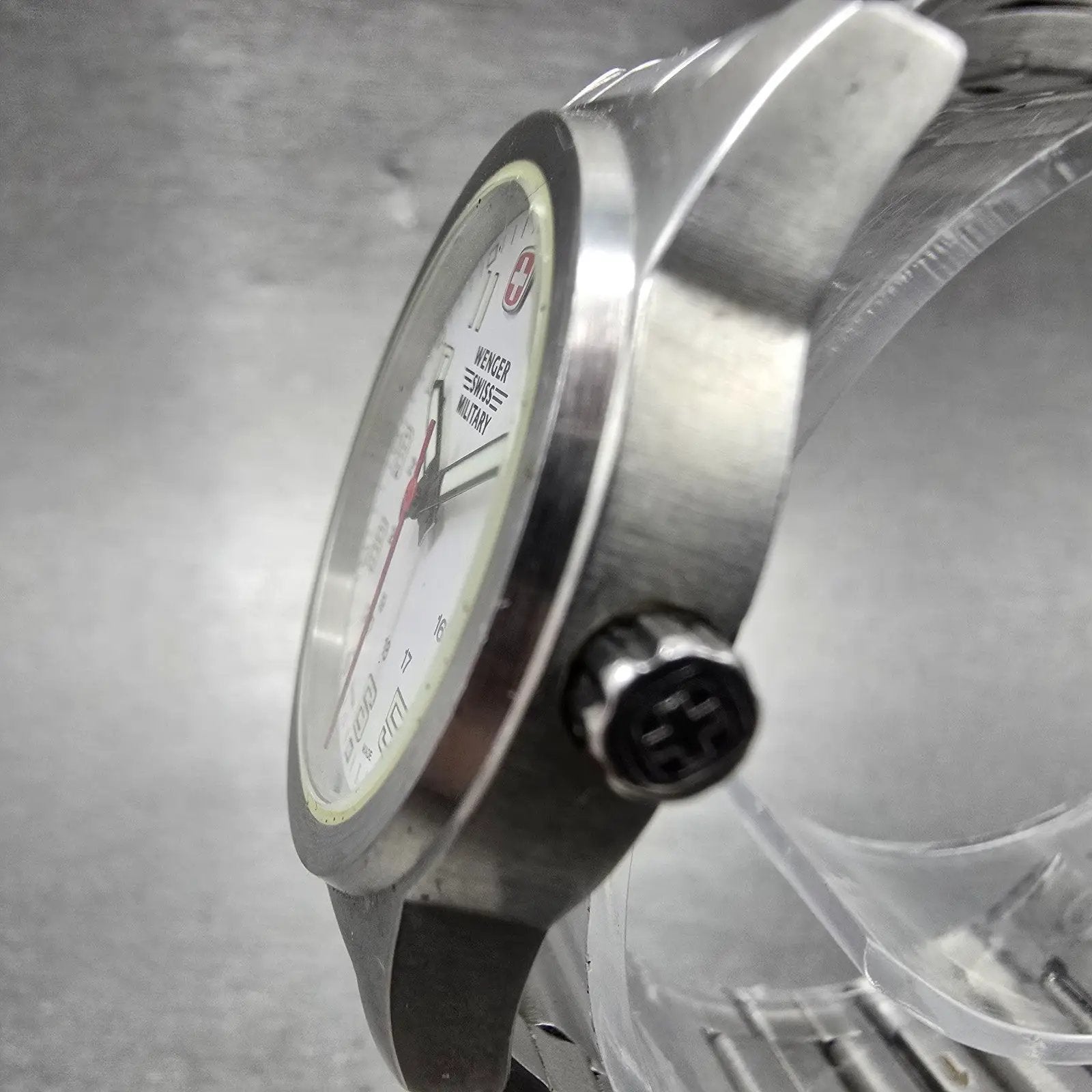 Wenger Swiss Military Watch Women 31mm White Dial Silver Tone Date 7292XZ NewBat2