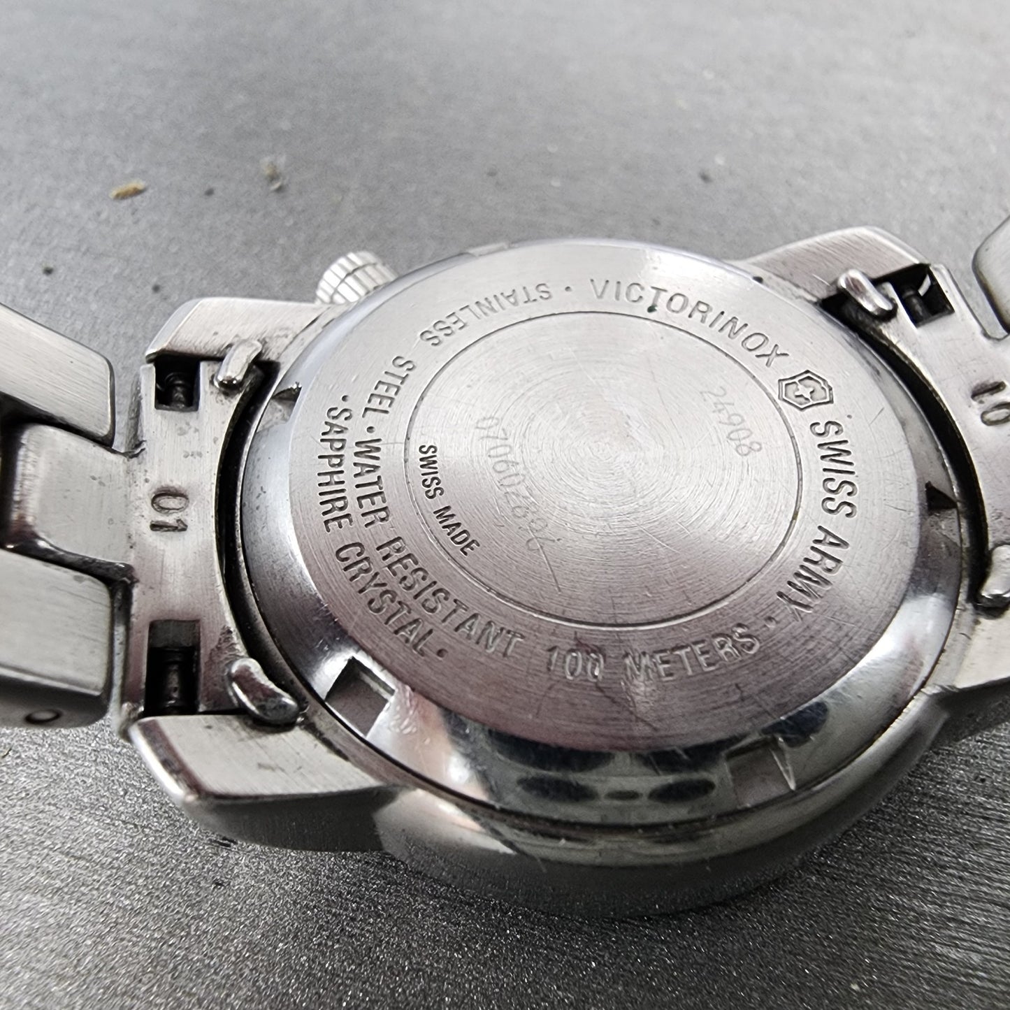 Victorinox Swiss Army V7 Watch Women 31mm Red Dial Silver Tone Date Round NewBat9