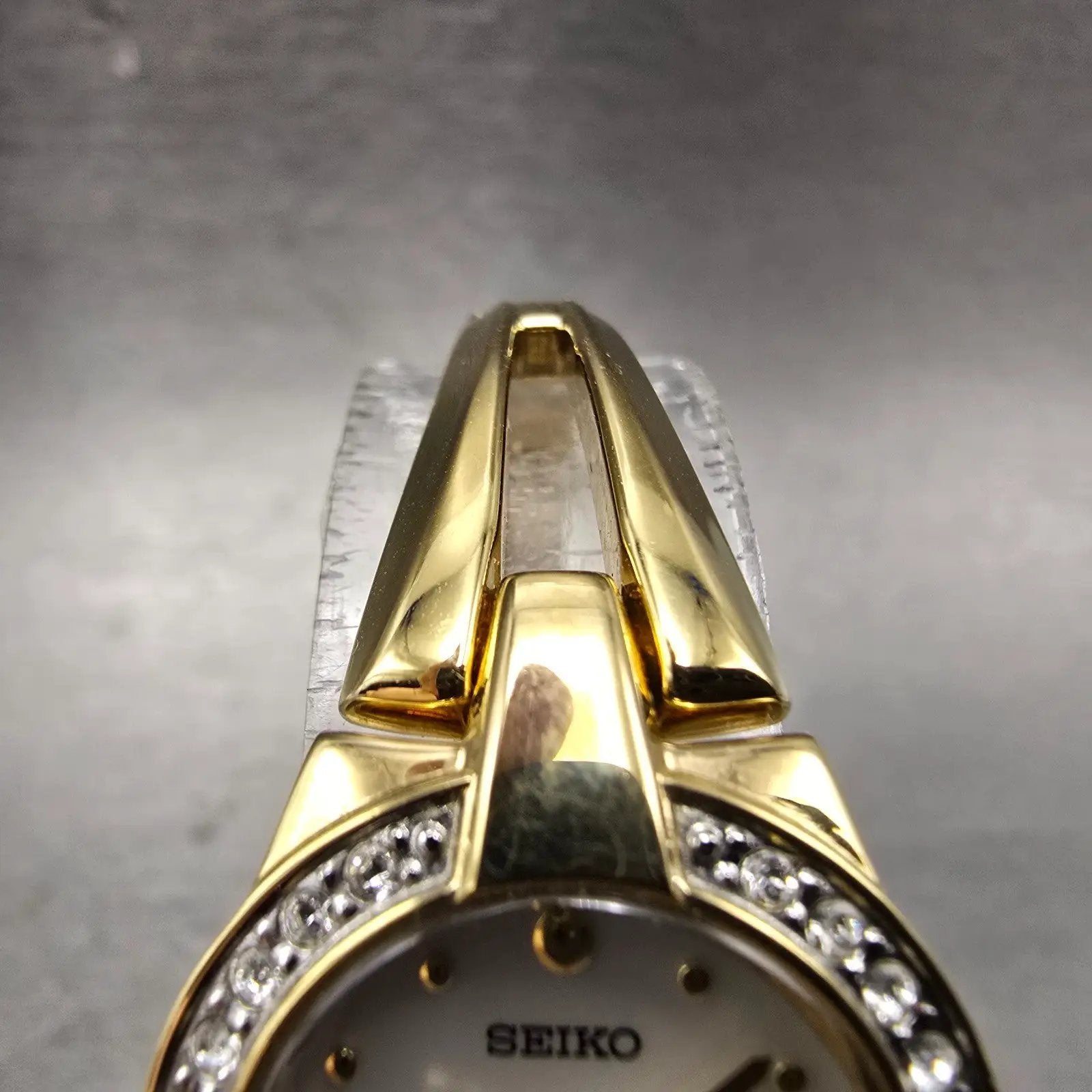 Seiko Solar Watch Women 22mm MOP Dial Gold Tone Round V115-0AW0 Runs Crystals4