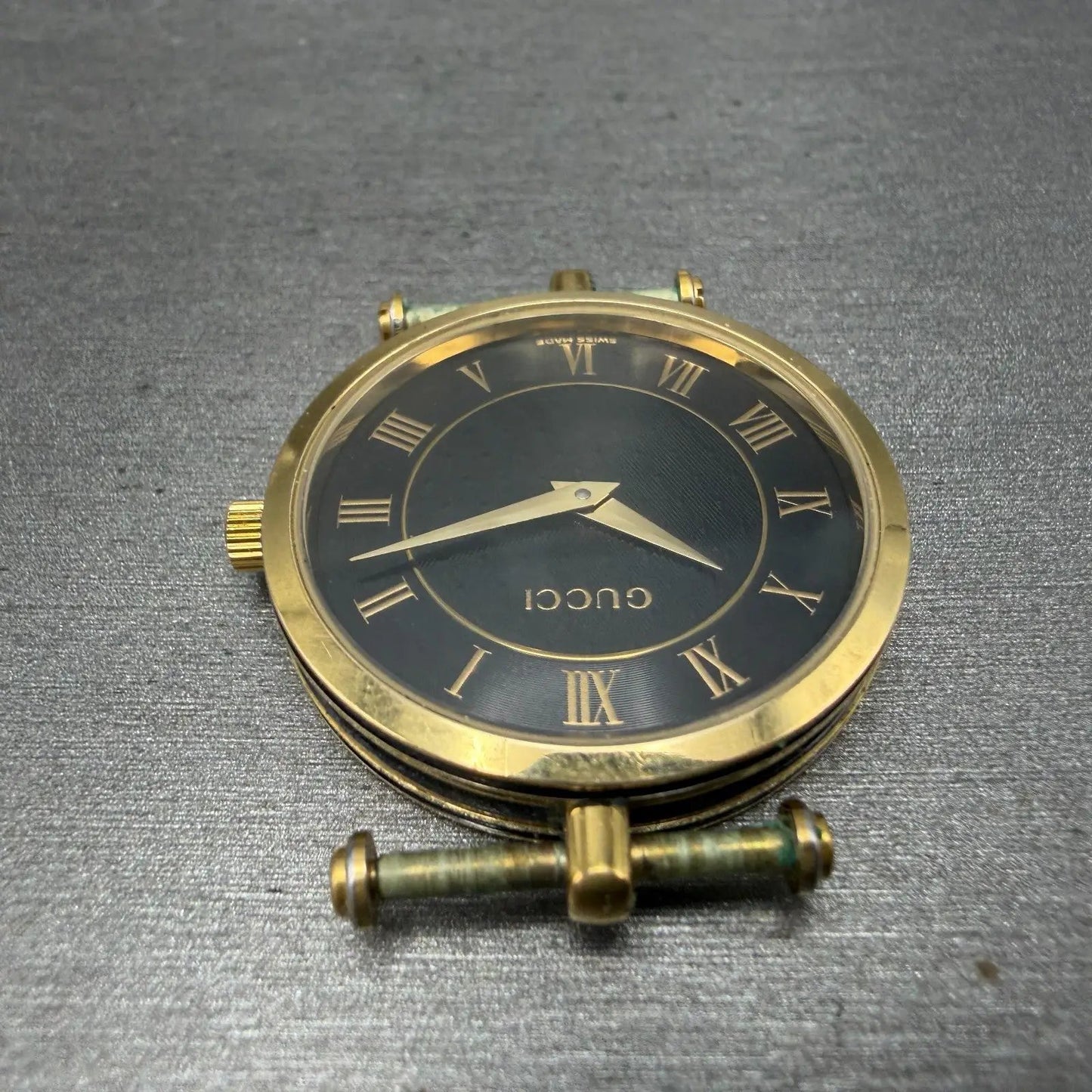 Gucci 2040M Watch Men 30mm Black Dial Gold Tone Round Roman Numerals New Battery4