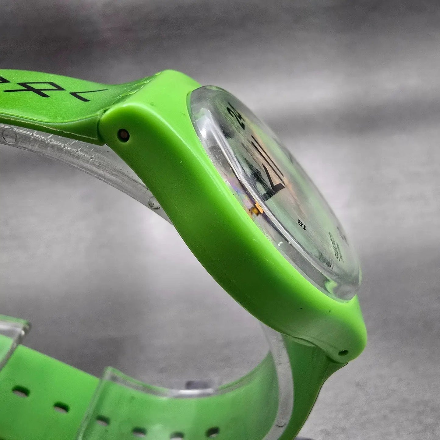 Swatch Playa Look Watch Women Silver Dial Green Case Round GZ215 New Battery3