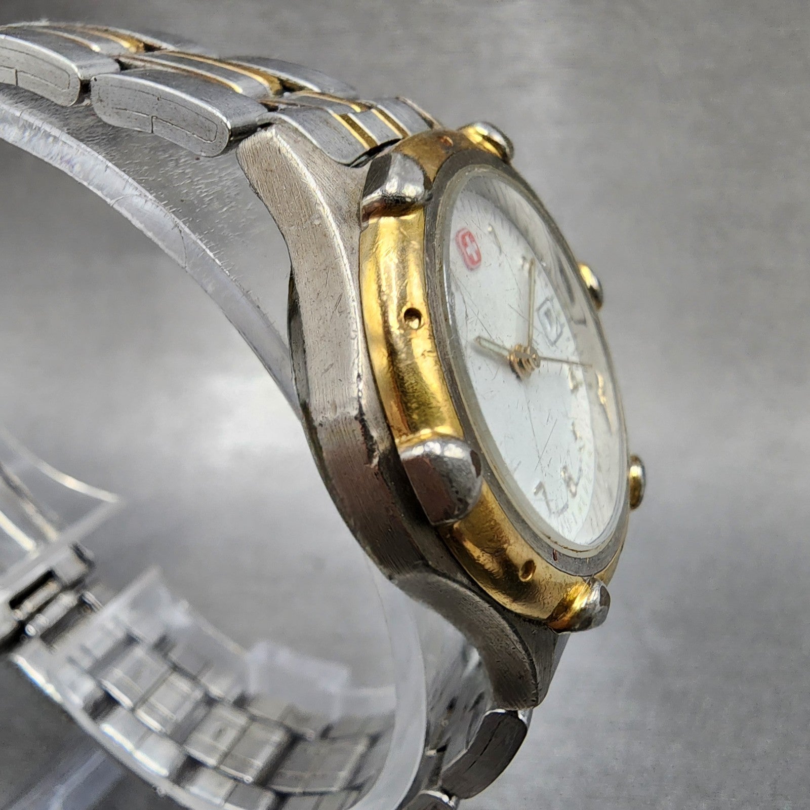 Wenger SAK Design Watch Women 28mm White Dial Two Tone Date Round New Battery3