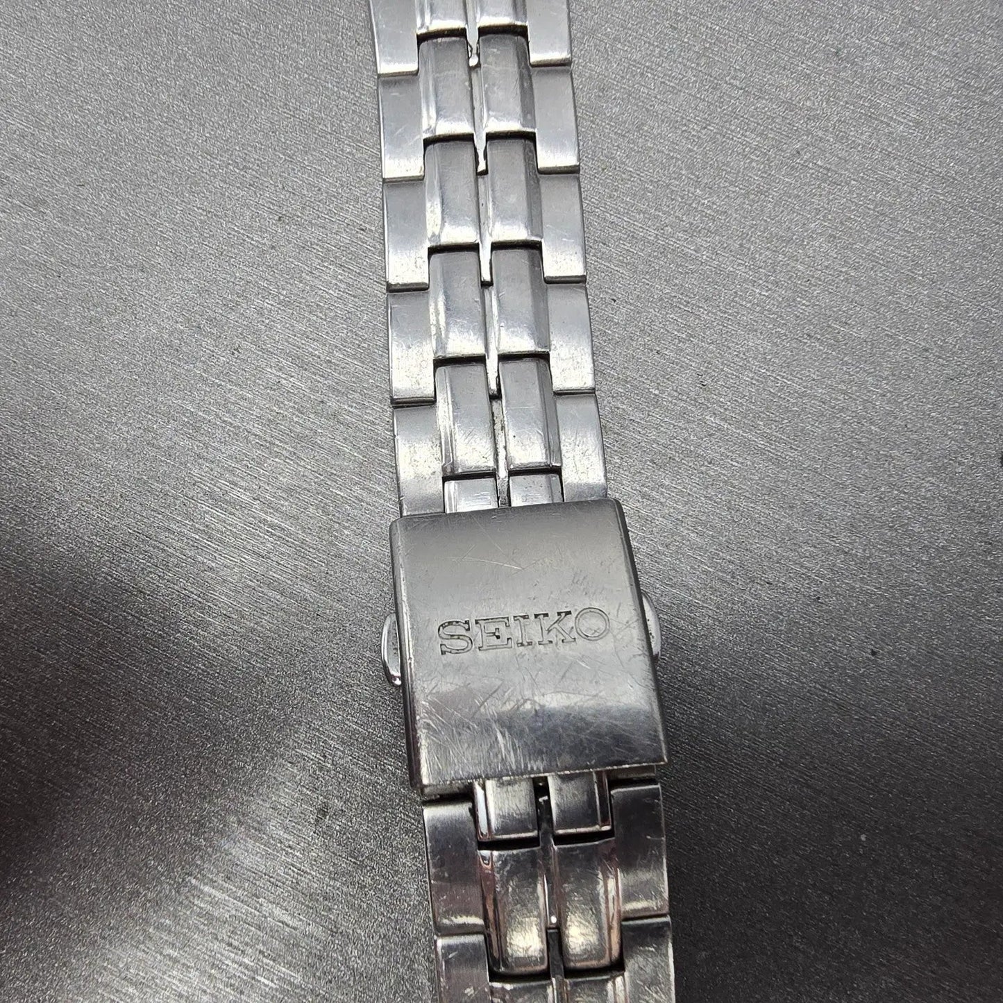 Seiko Solar Watch Men 38mm Black Dial Silver Tone Date READ!!!!!! V157-0AG0 Runs8
