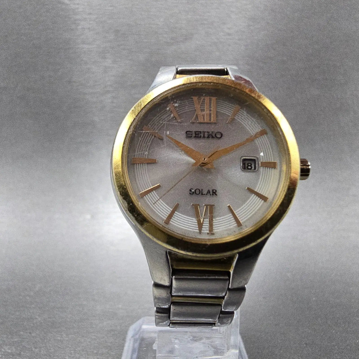 Seiko Solar Watch Women 29mm Silver Dial Two Tone Date Round V137-0BH0 Runs JP5