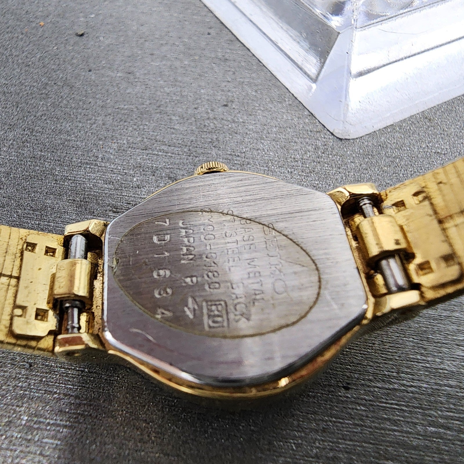 Seiko Watch Women 19mm Silver Dial Gold Tone Round 2y000180 New Battery9