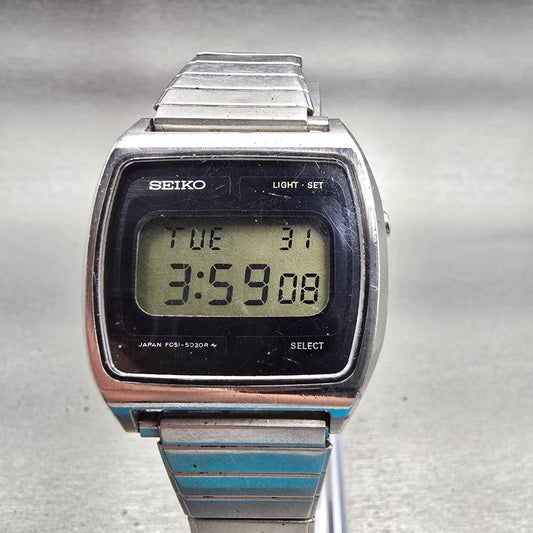 Seiko Digital Watch Men 32mm Black Dial Silver Tone Rectangle F051-5030 New Batt0