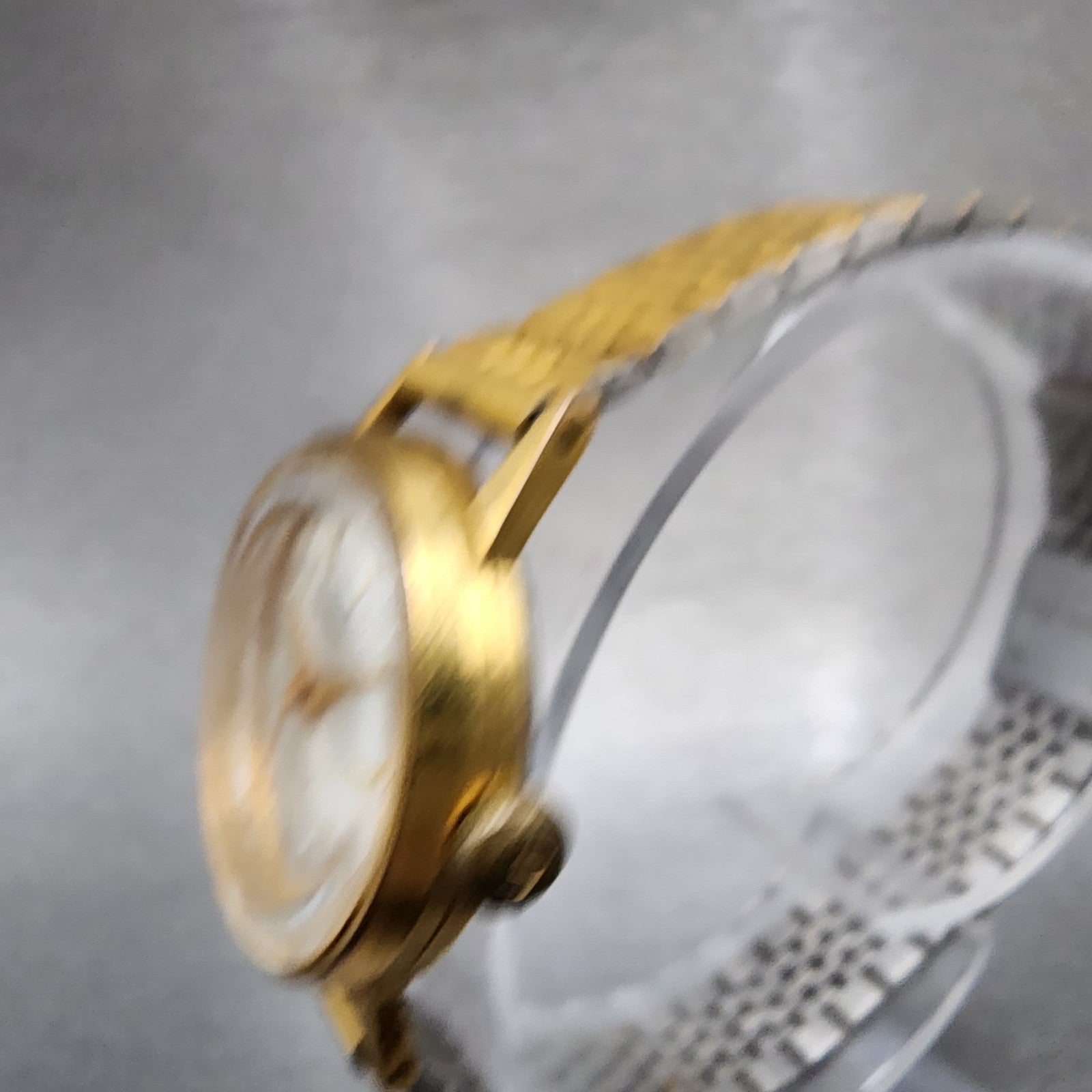 Seiko Chourus Watch Women 25mm Silver Dial Gold Tone Manual Wind Runs Vintage2