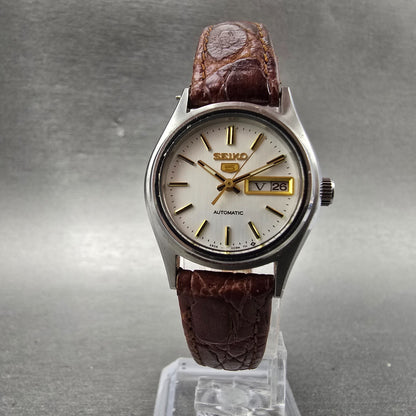 Seiko 5 Automatic Watch Women 25mm Silver Dial Silver Tone Daydate 2906-0820 Run5