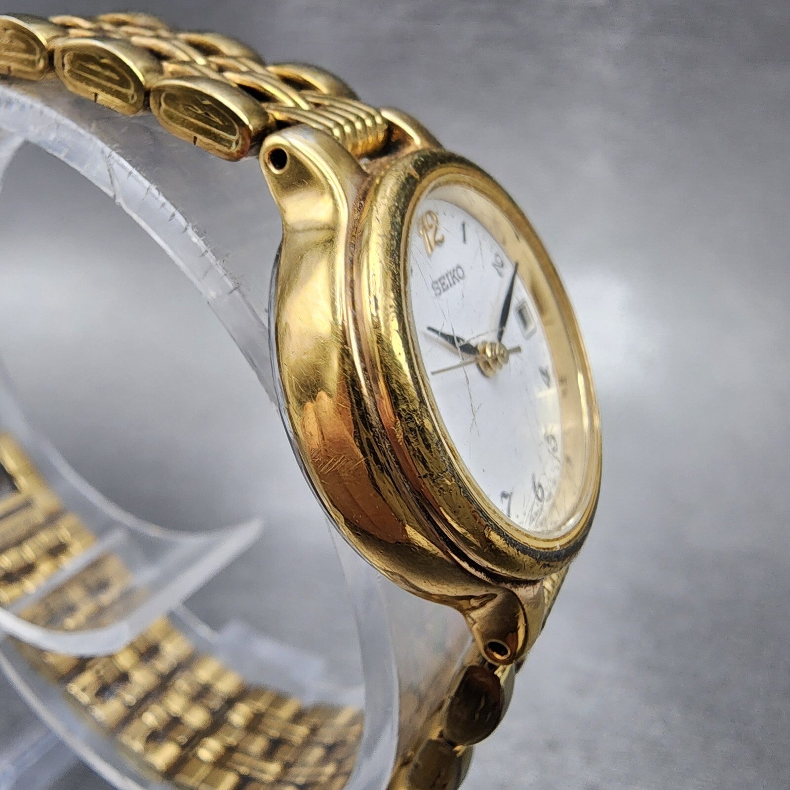 Seiko Watch Women 23mm White Dial Gold Tone Date Round 7N820228 New Battery B123