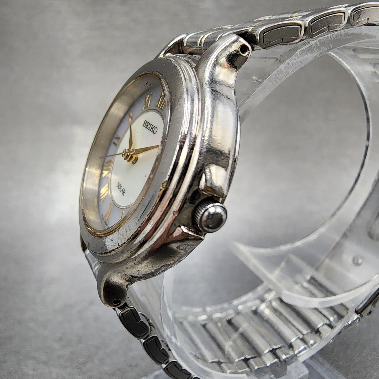 Seiko Solar Watch Women 28mm MOP Dial Two Tone Date Round V1820C70 Runs B12342