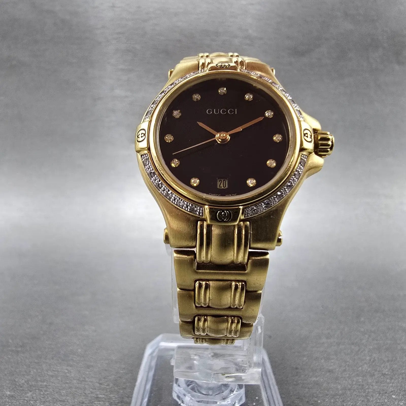 Gucci 9240L Watch Women 26mm Black Dial Gold Tone Date Diamonds New Battery5