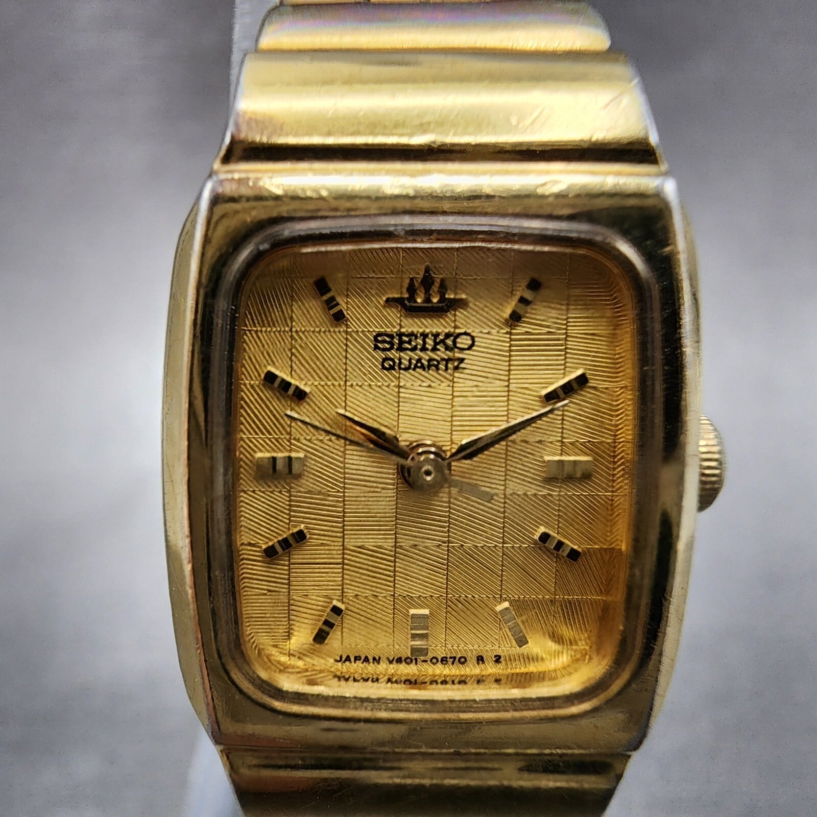 Seiko Tank Watch Women 18mm Gold Dial Gold Tone Rectangle V4015150 New Battery1