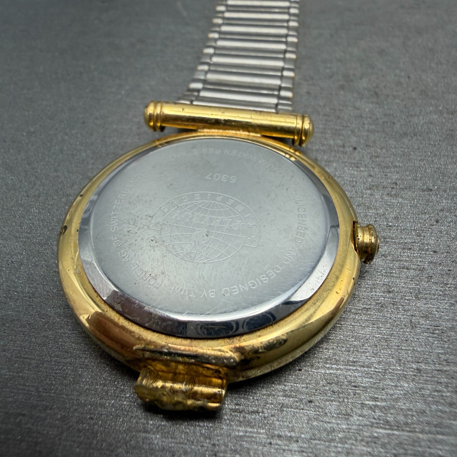 Playboy Watch Men 34mm White Dial Gold Tone Round 5307 BROKEN BAND New battery17