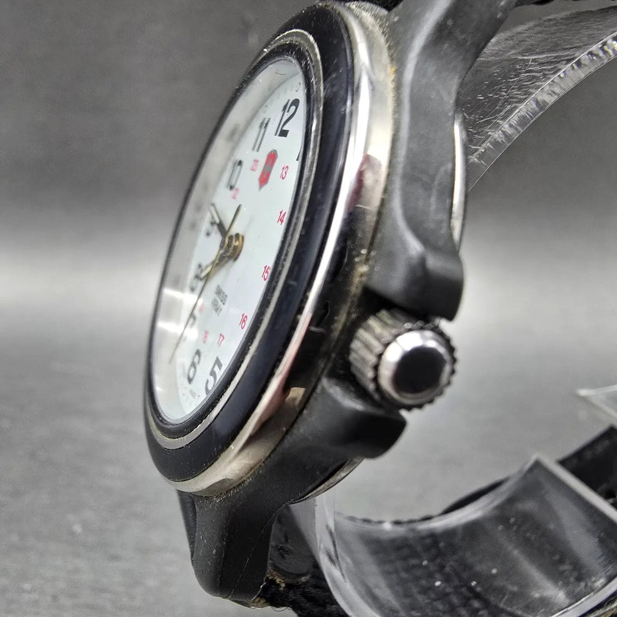 Victorinox Swiss Army Watch Men 37mm White Dial Black Date Round PARTS VTG GG3