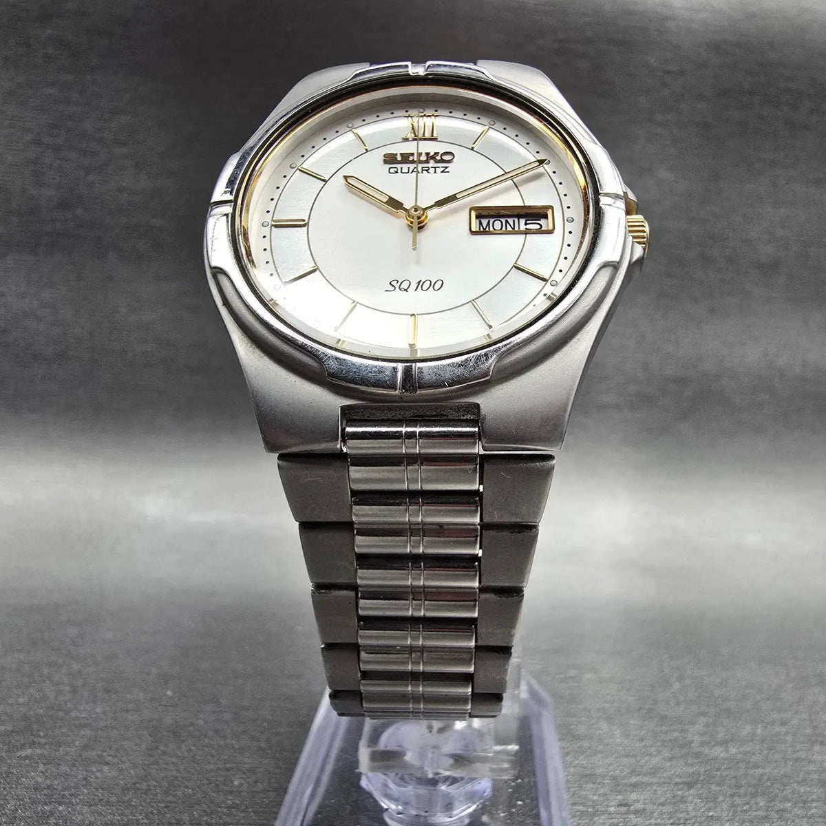 Seiko SQ 100 Watch Men 36mm Silver Dial Silver Tone Daydate 5Y23-7029 New Batt 75
