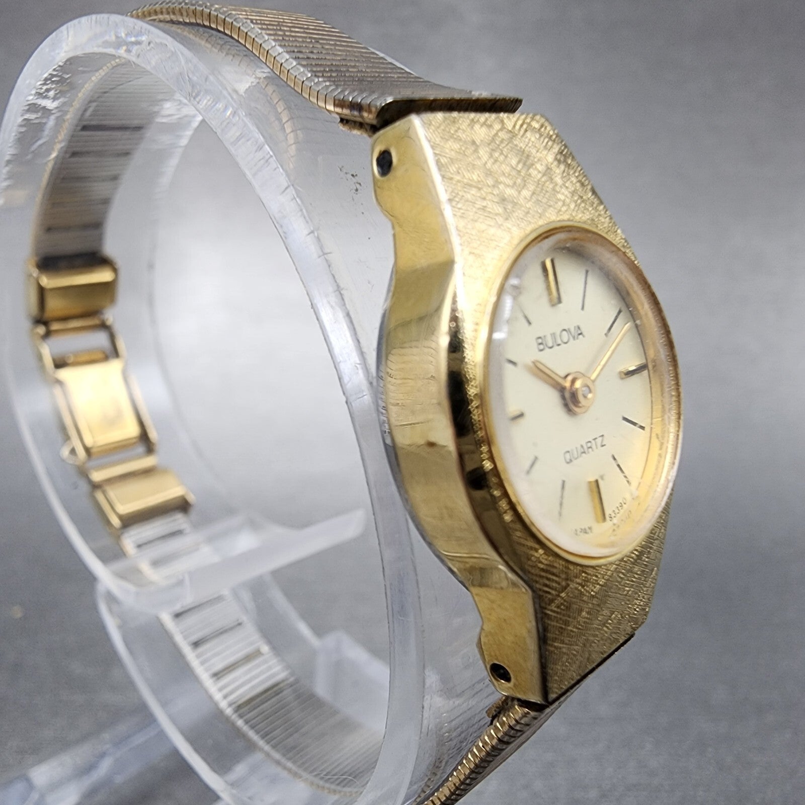 VTG Bulova Watch Women 17mm Cream Dial Gold Tone Round 83390 New Battery3