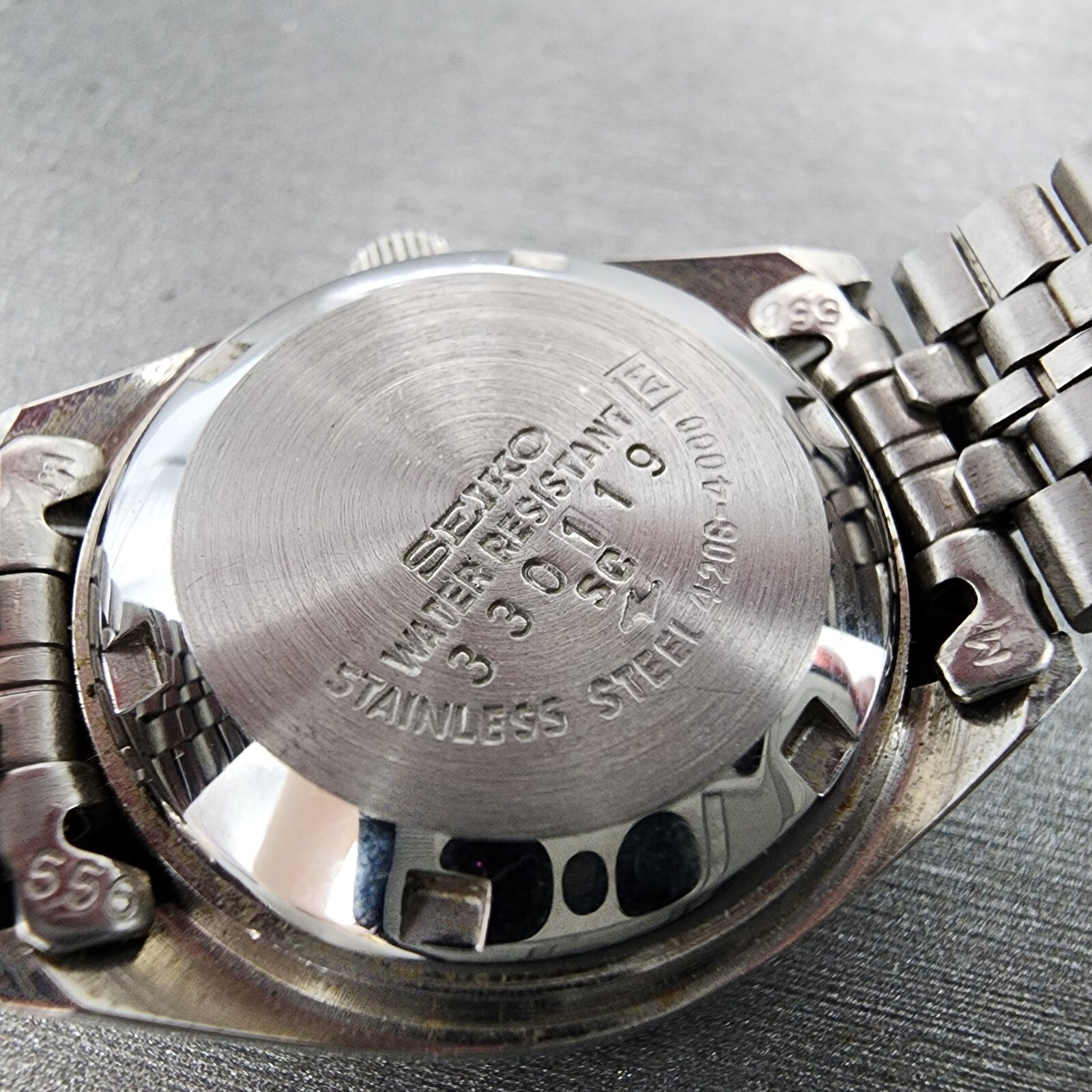 Seiko 5 Automatic Watch Women 25mm White Dial Silver Tone Daydat Round 610675209