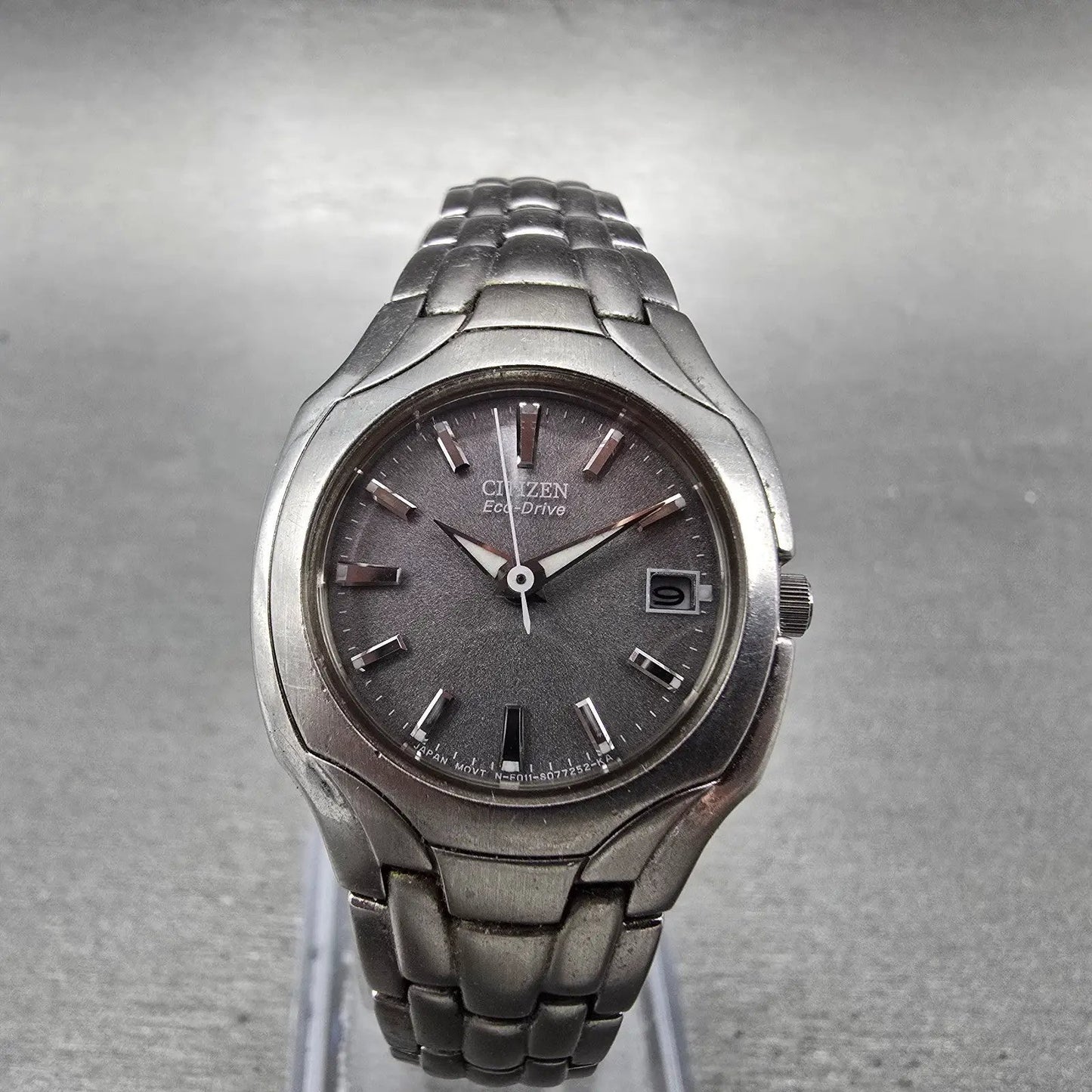 Citizen Eco-Drive Watch Women 25mm Gray Dial Silver Tone Date E011-S049601 RunsS0
