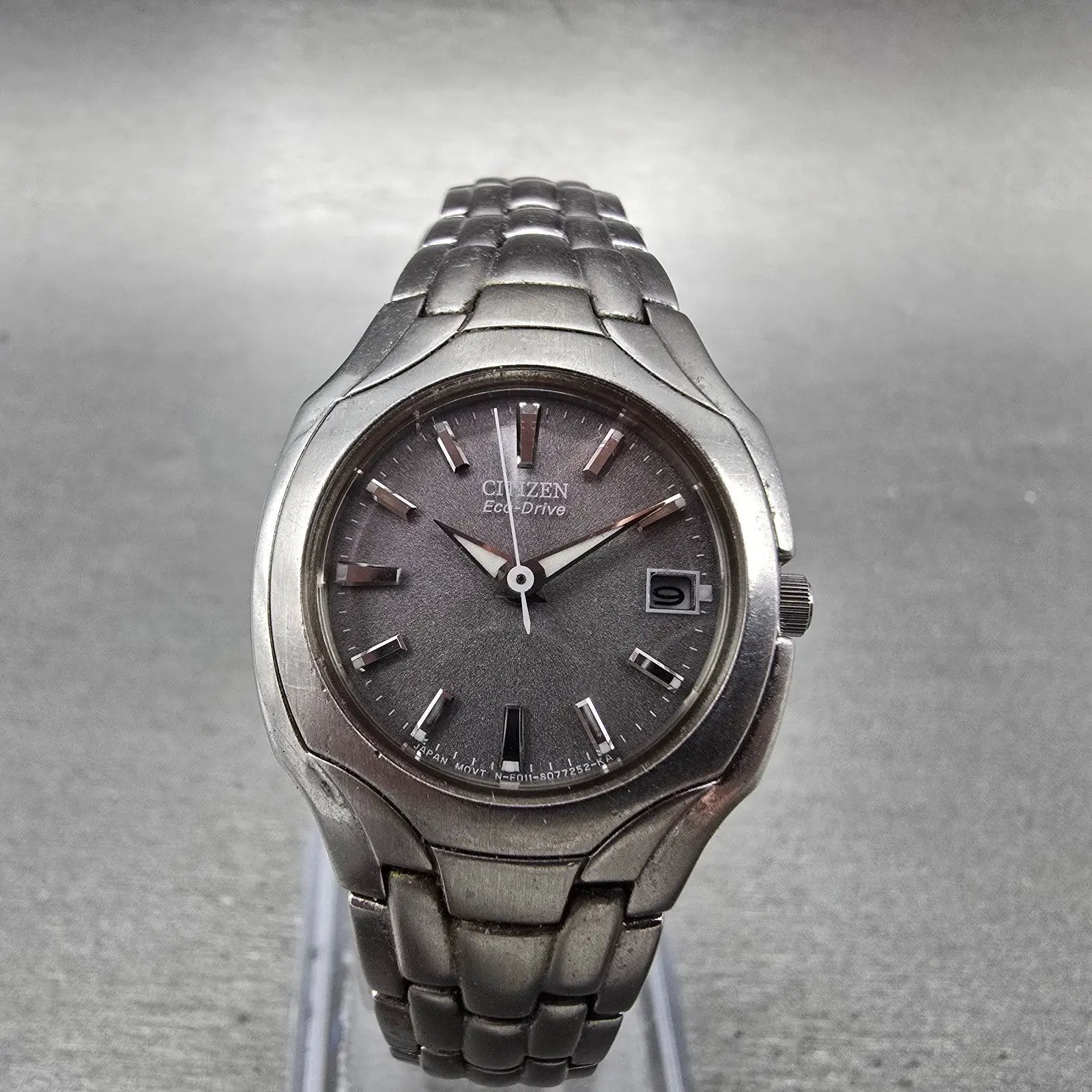 Citizen Eco-Drive Watch Women 25mm Gray Dial Silver Tone Date E011-S049601 RunsS0