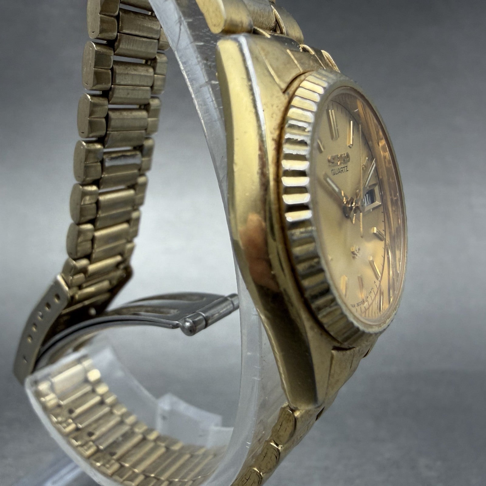 Seiko SQ Watch Women 24mm Gold Dial Gold Tone Daydate Round 3E23-0A60 NewBatt 5V3