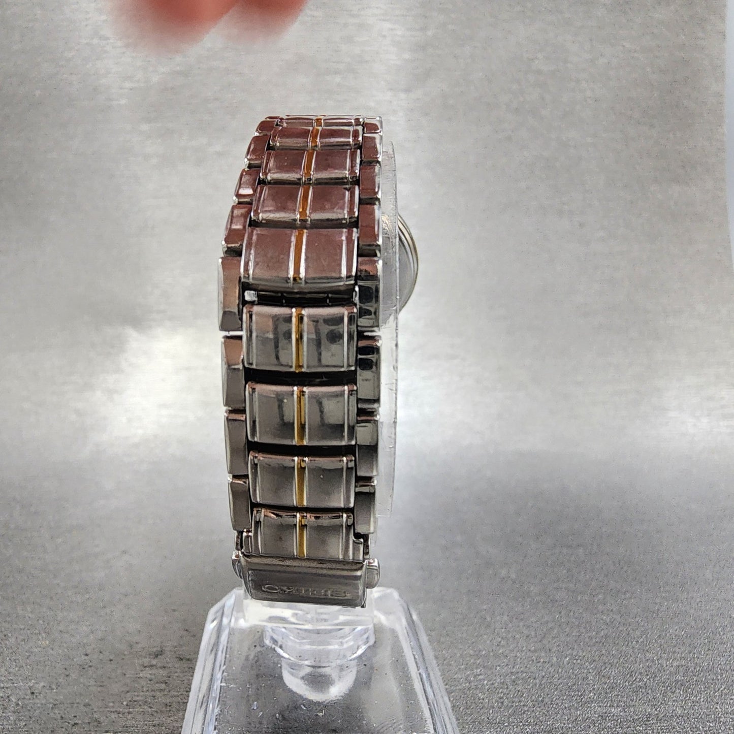 Seiko Solar Watch Women 28mm MOP Dial Two Tone Date Round V1820C70 Runs B12347