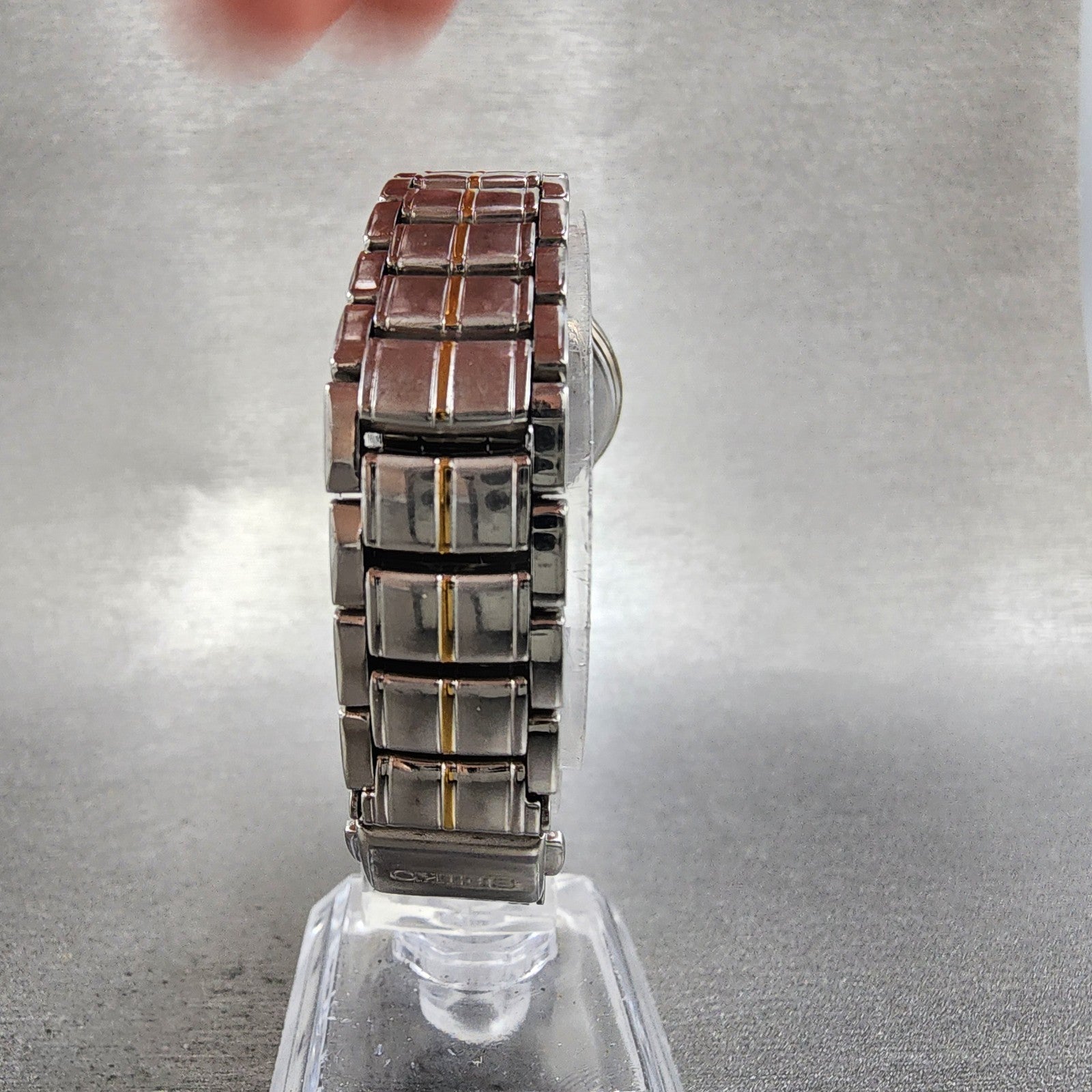 Seiko Solar Watch Women 28mm MOP Dial Two Tone Date Round V1820C70 Runs B12347