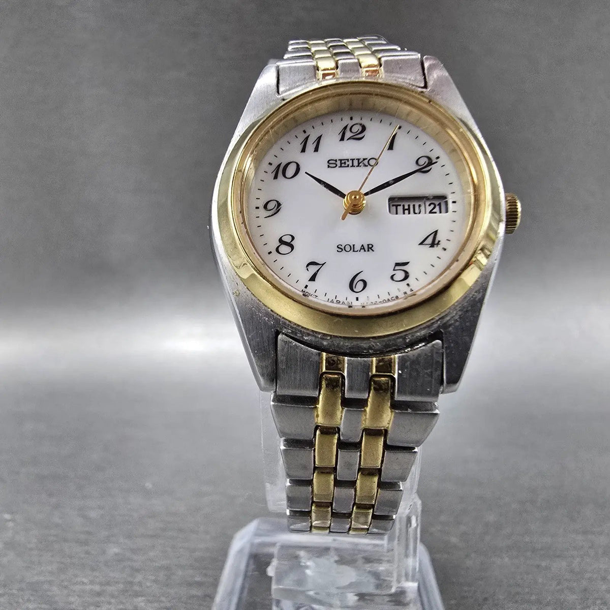 Seiko Solar Watch Women 26mm White Dial Two Tone Daydate Round V138-0AA0 Runs JT5