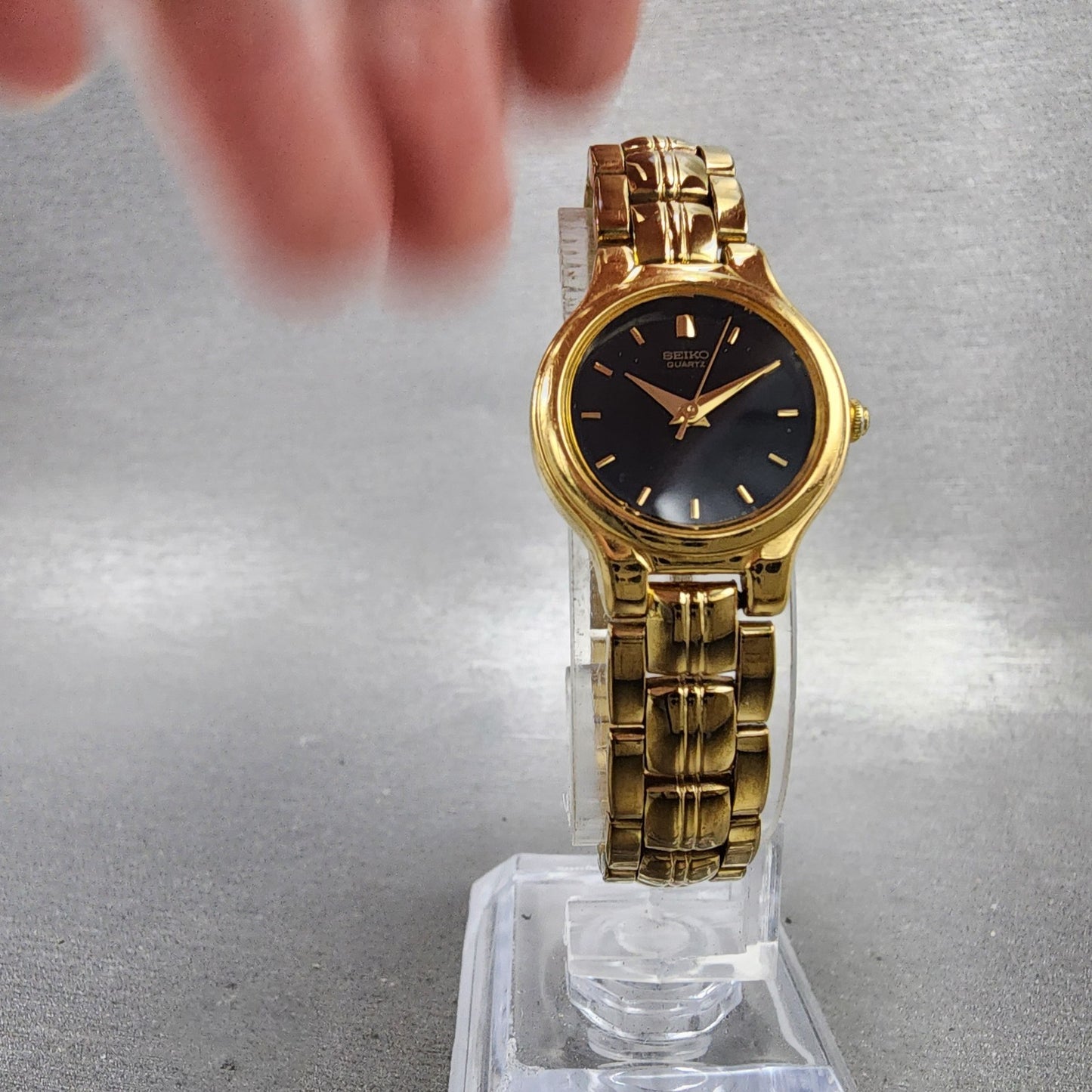 Seiko Watch Women 21mm Black Dial Gold Tone Round V4011111 New Battery5