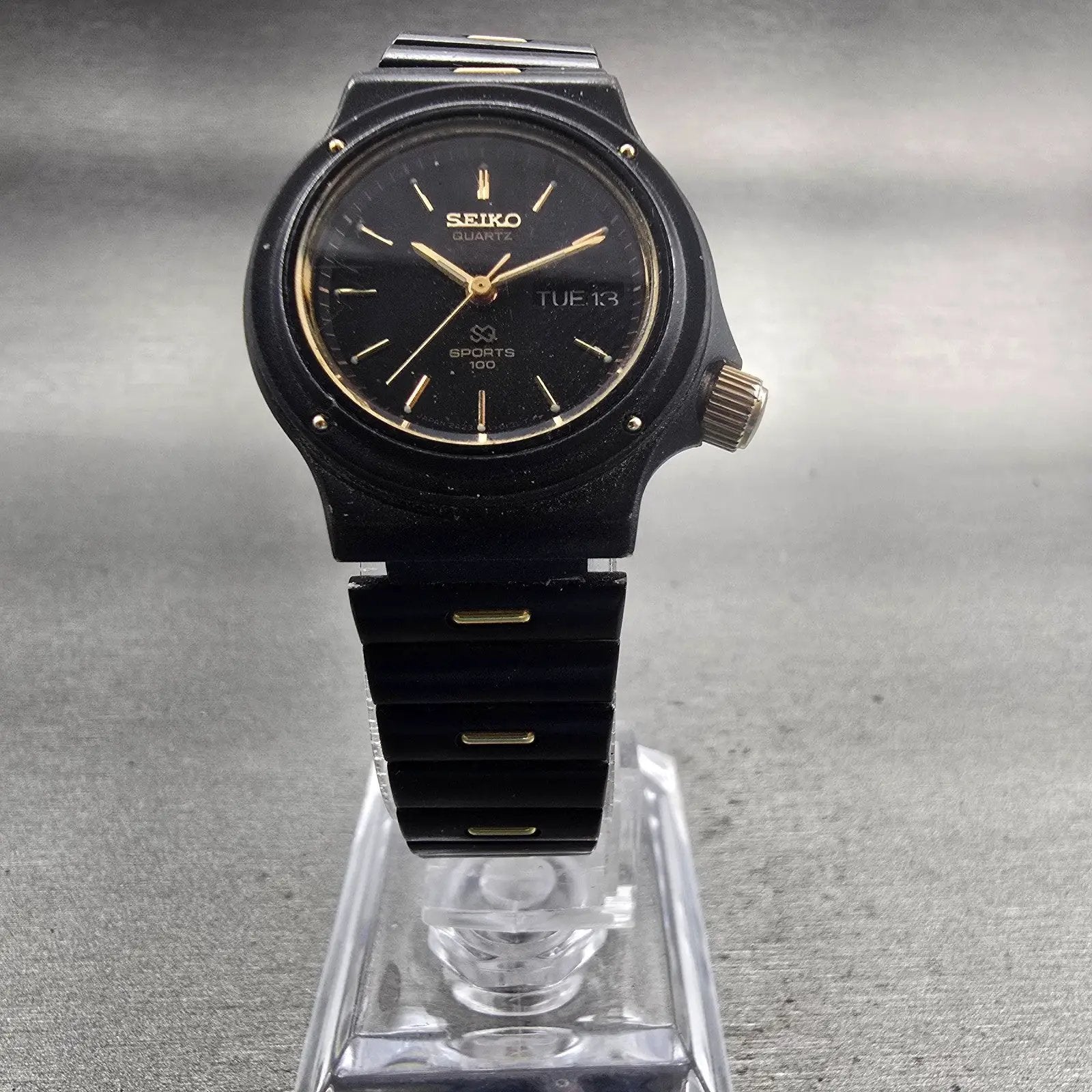 Seiko SQ Sports 100 Watch Women 26mm Black Dial Black & Gold Tone Daydate NewBat5