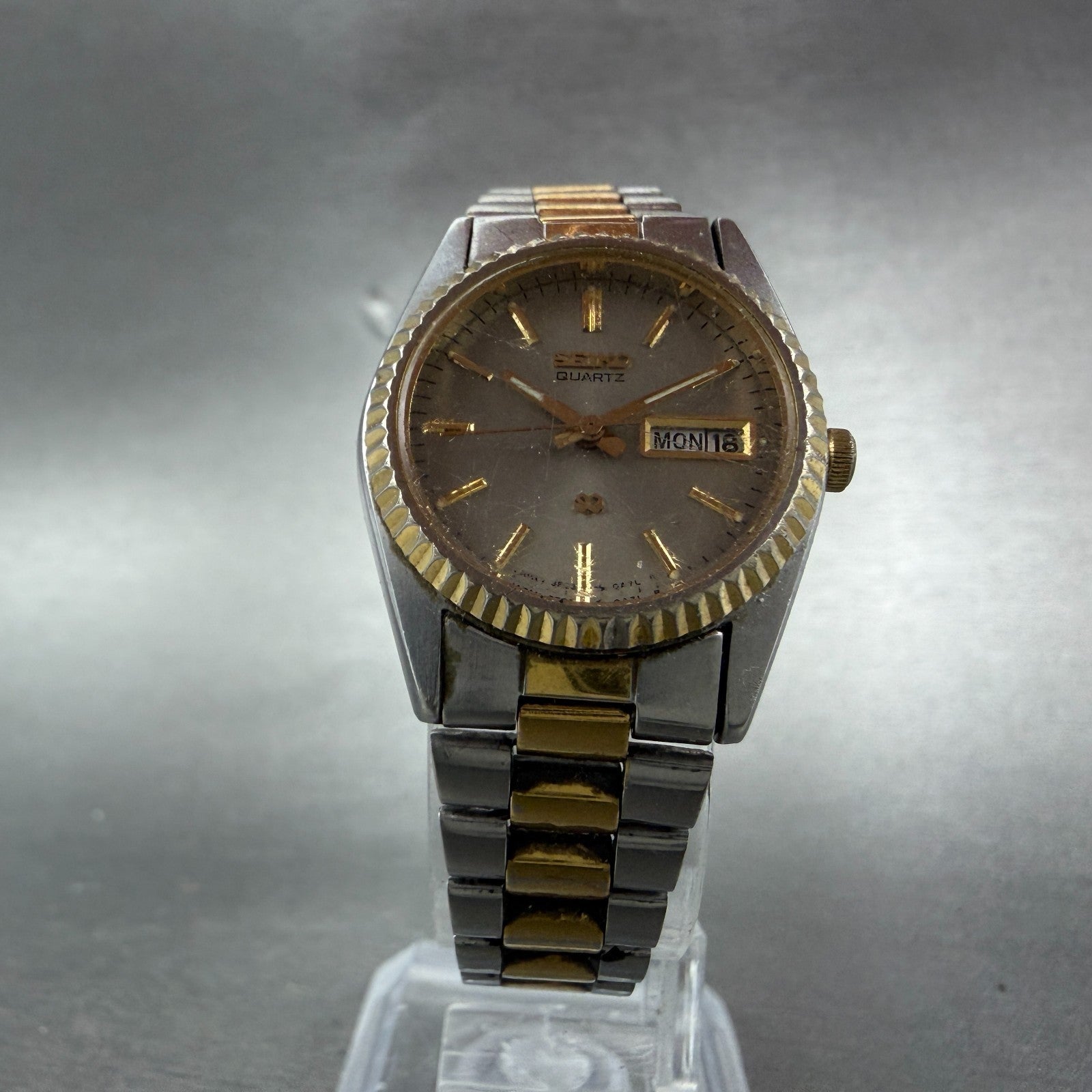 Seiko SQ Watch Women 24mm Gray Dial Two Tone Daydate Round 3E23-0A60 New Batt KD5