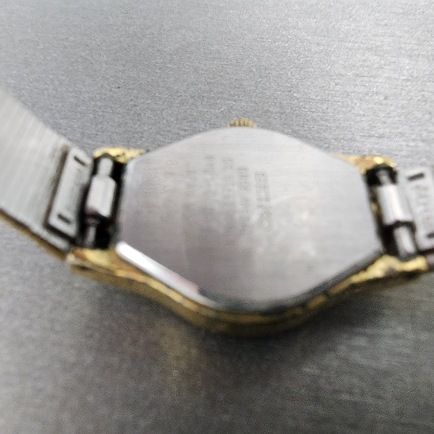 Seiko Watch Women 20mm Black Dial Gold Tone Round 8Y210020 New Battery9