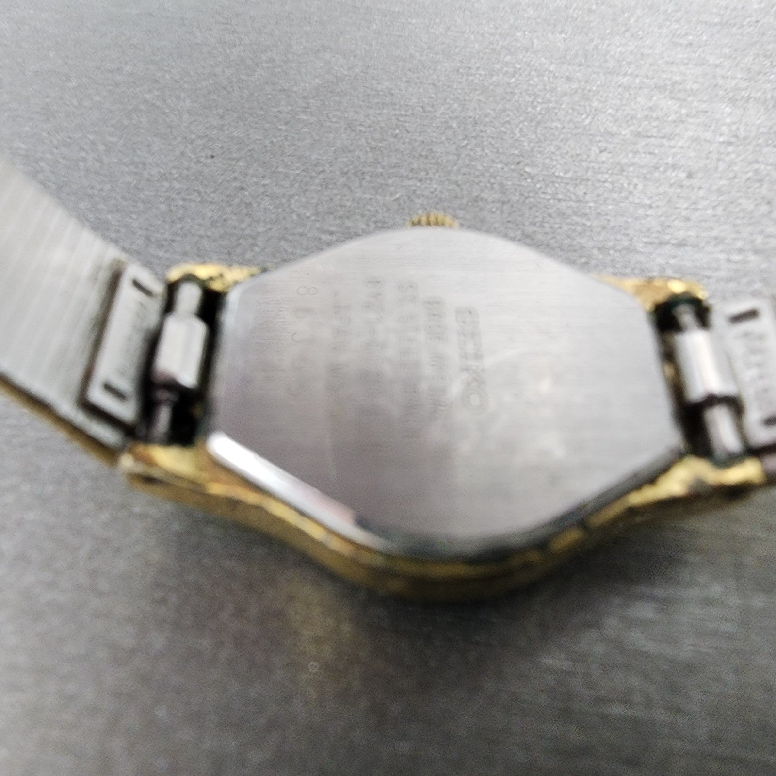Seiko Watch Women 20mm Black Dial Gold Tone Round 8Y210020 New Battery9