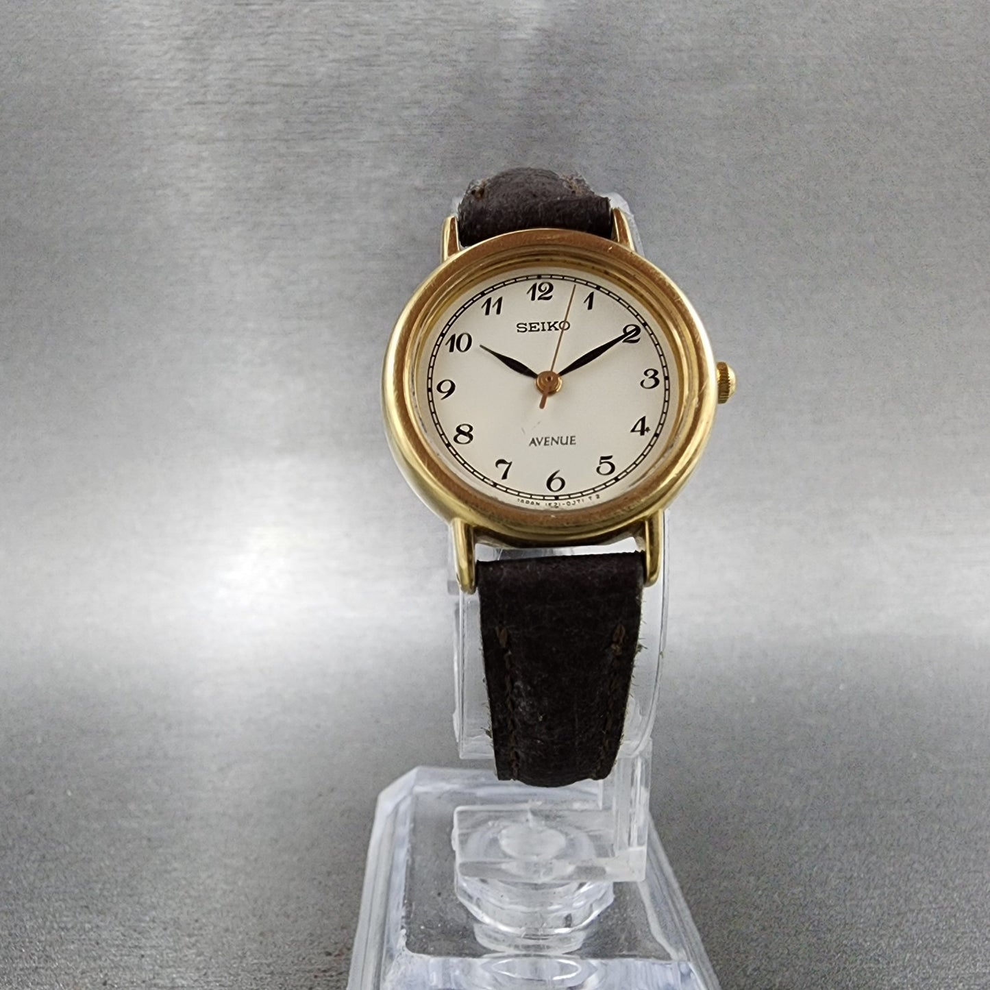 Seiko Avenue Watch Women 23mm White Dial Gold Tone Round 1F210C40 New Battery6