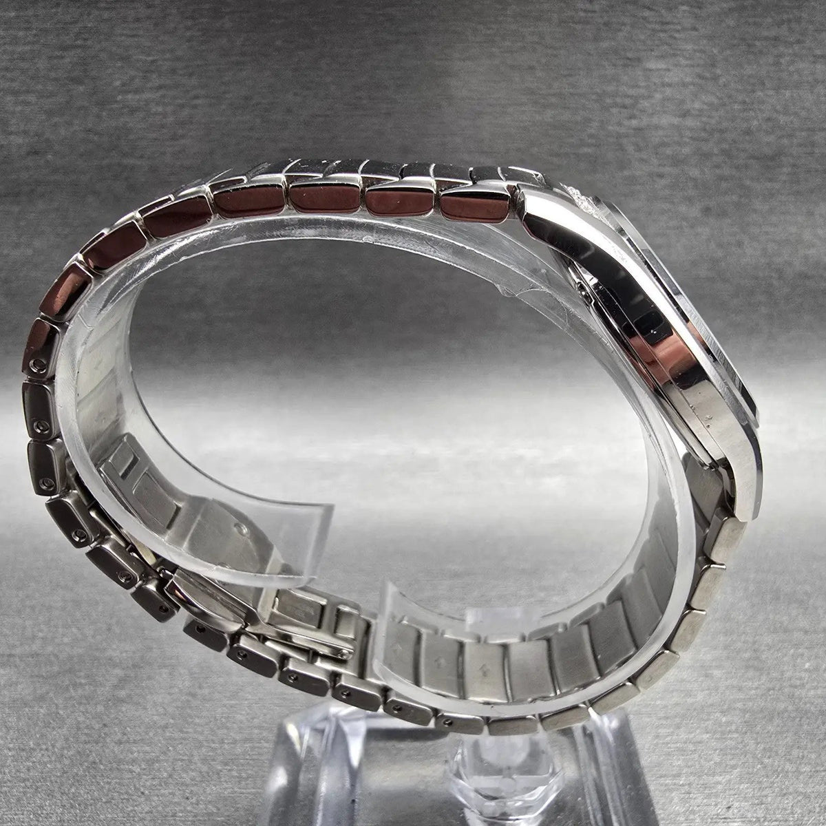 Bulova Watch Men 31mm MOP Dial Silver Tone Diamonds Round 96R242 New Battery8