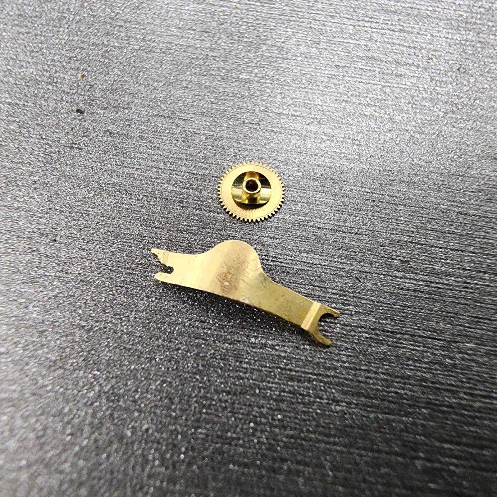 ETA 978.002 Gucci Movement 2 Hand 6 Jewels Swiss Made W/ Battery Clamp PARTS9