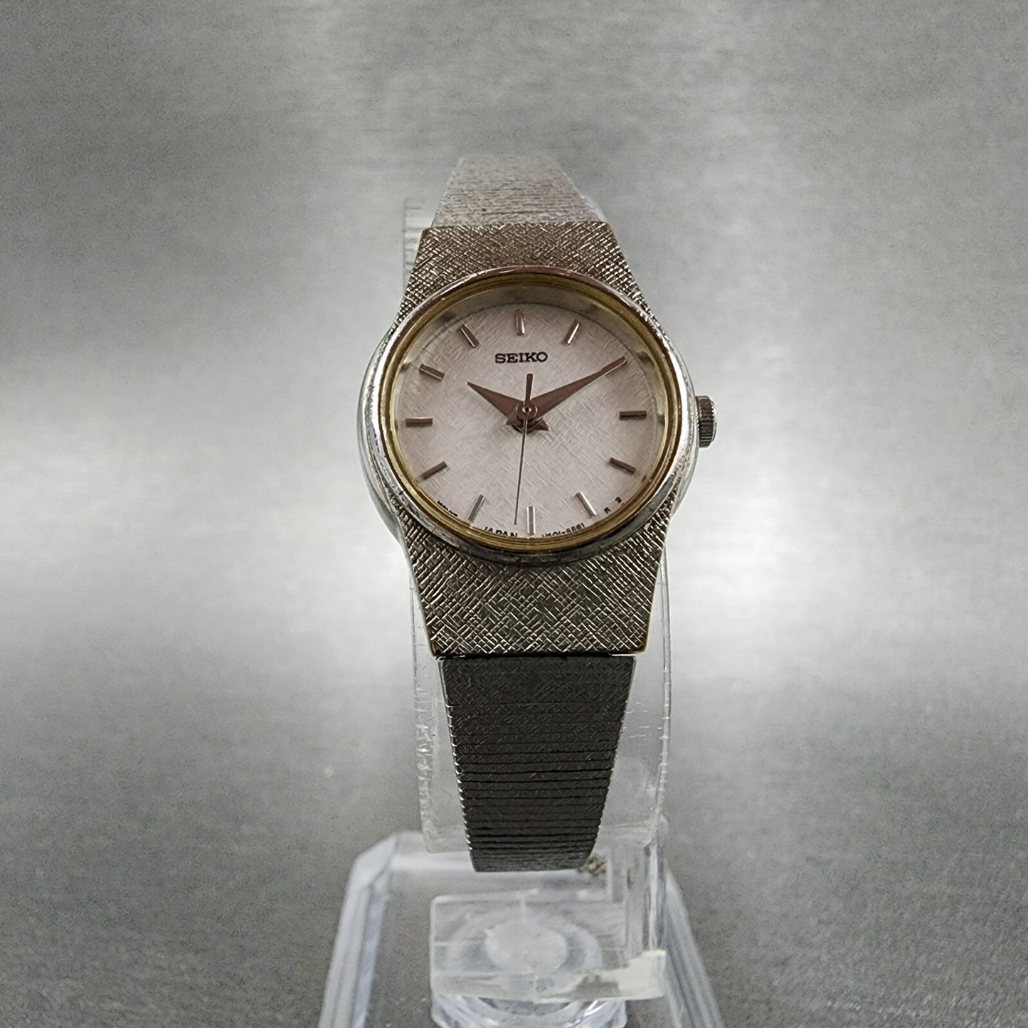 Seiko Watch Women 20mm White Dial Silver Tone Round V401-1819 New Battery
