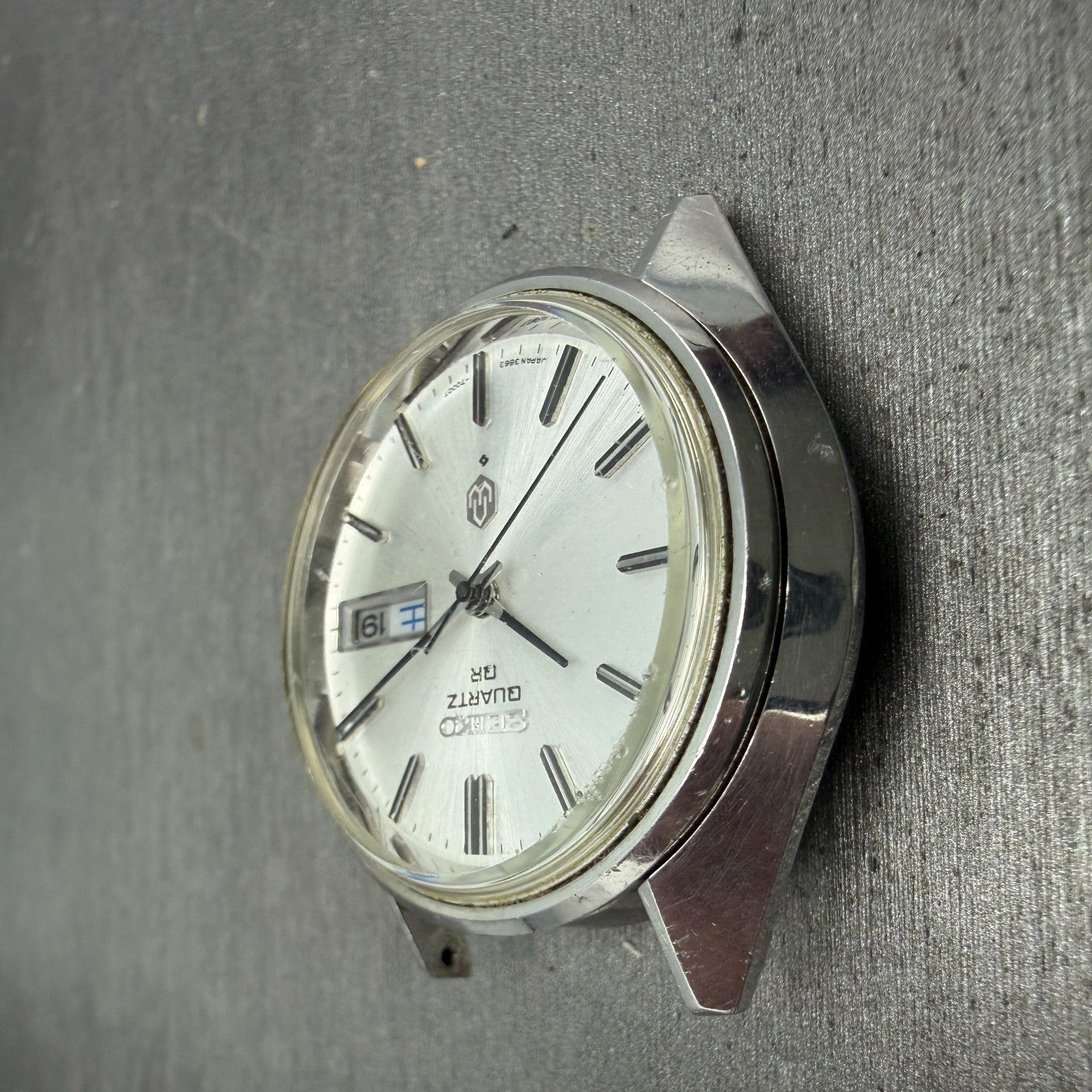 Seiko QR Watch Men 37mm Silver Dial Silver Tone Daydate Round 3863-7001 PARTS FG4