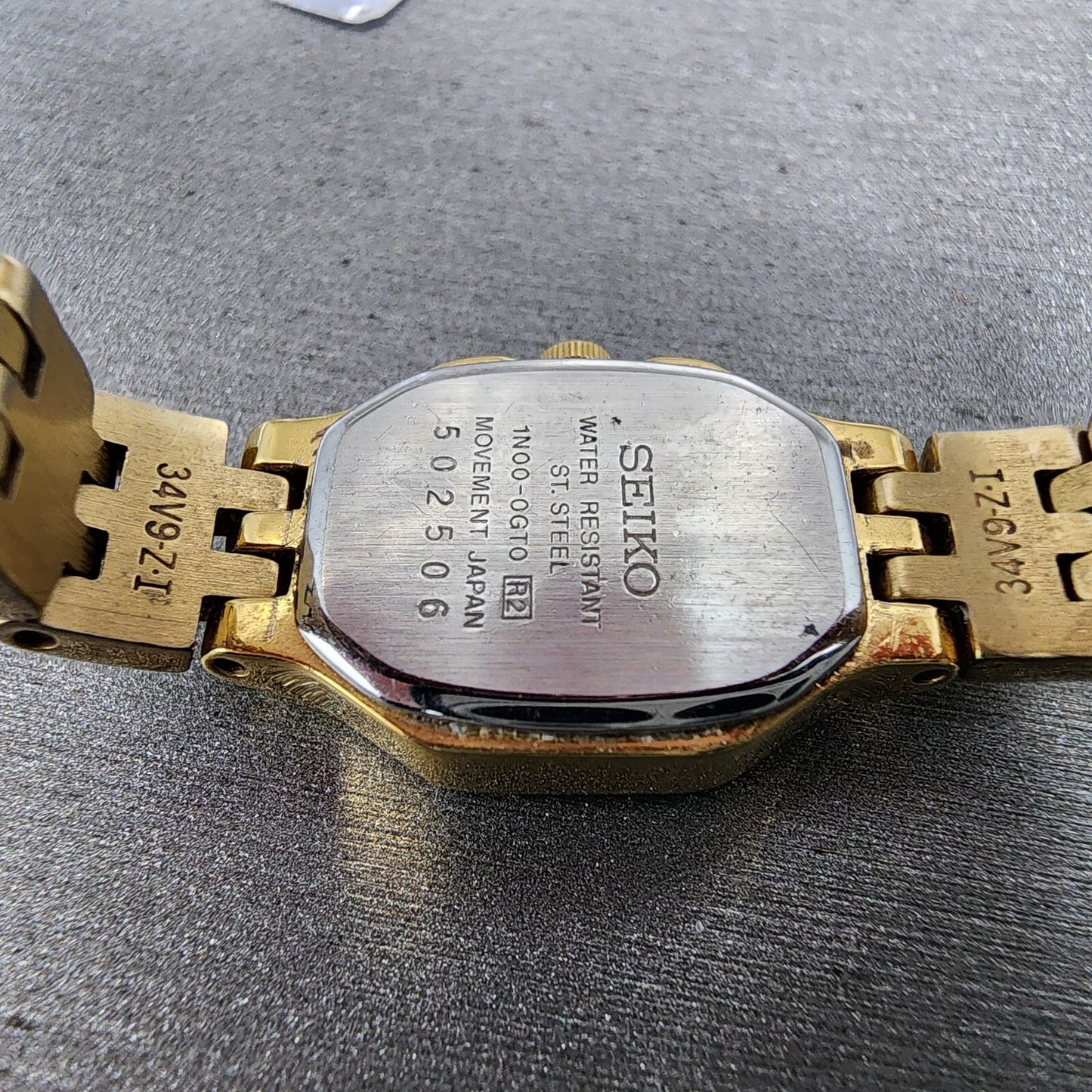 Seiko Watch Women 16mm Champange Dial Gold Tone Hexagon 1N000GT0 New Battery9