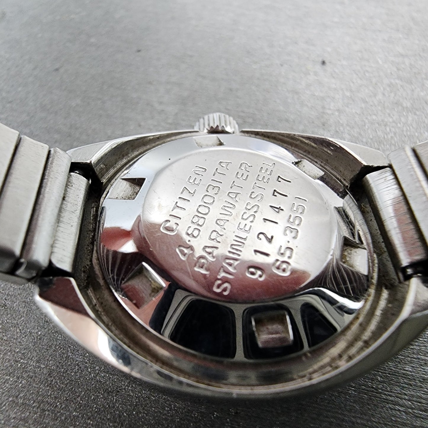 Citizen Watch Women 25mm Silver Dial Silver Tone Manual Wind Runs VTG9