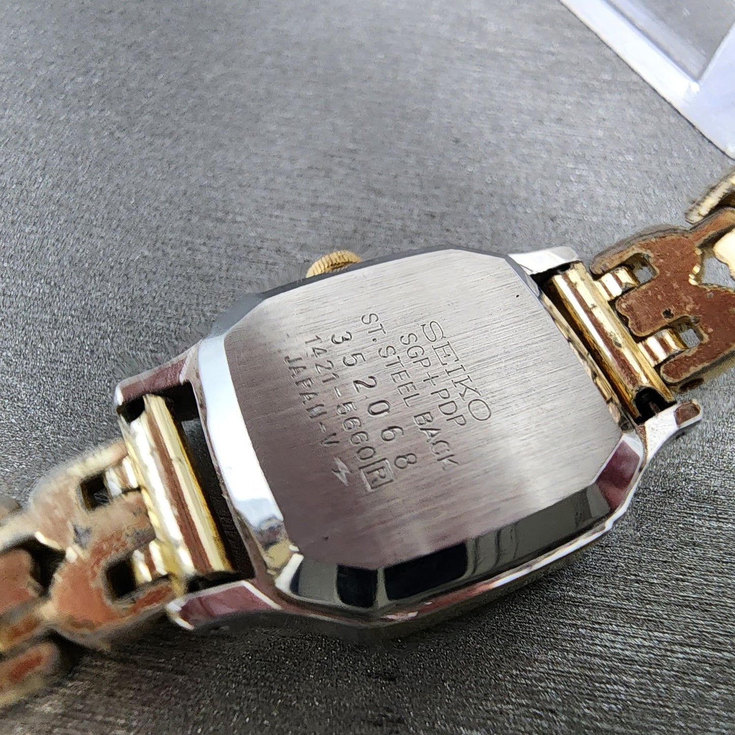 Seiko Tank Watch Women 19mm Champagne Dial Gold Tone 14215660 New Battery9
