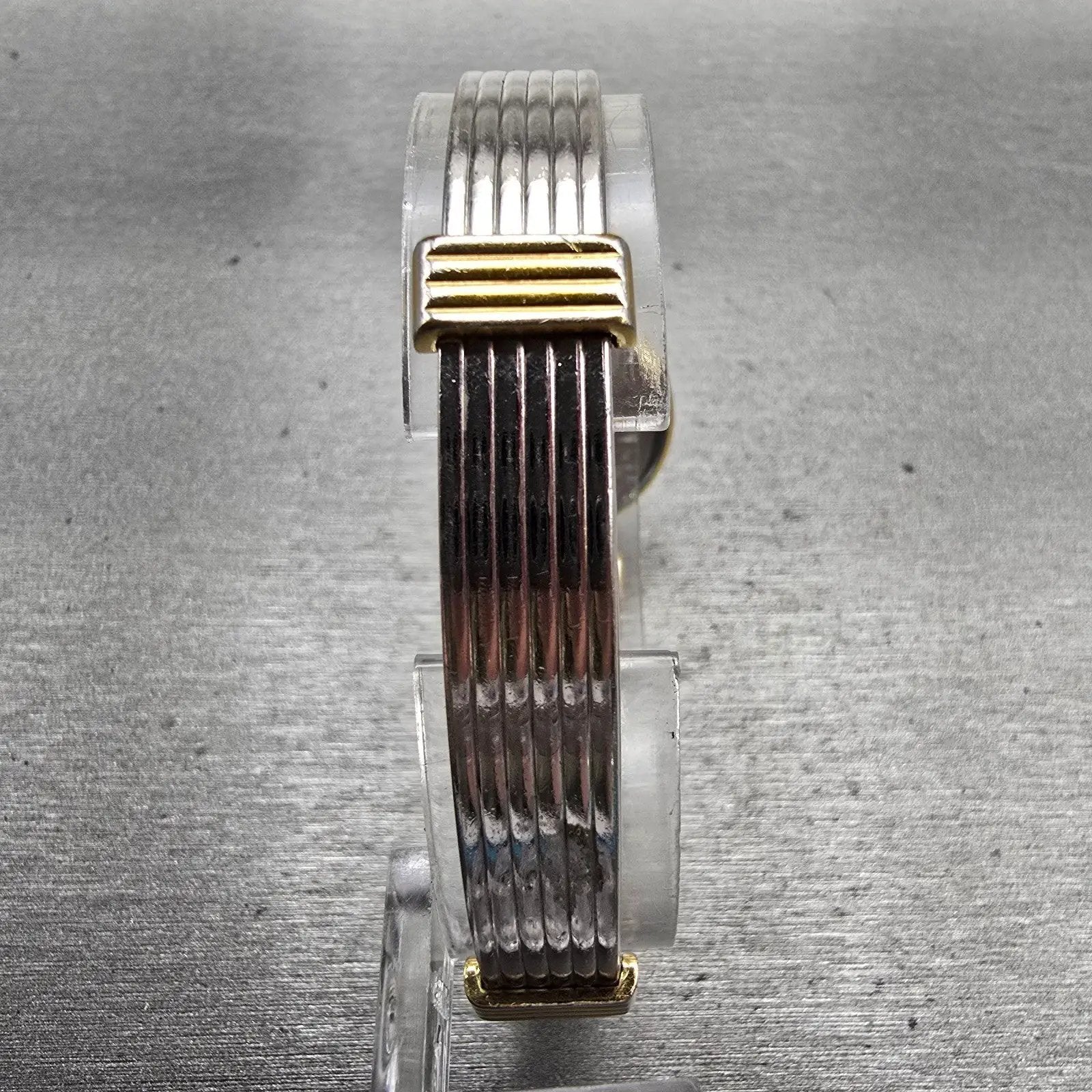 Bulova Watch Women 22mm White Dial Gold Tone Round Bangle 98L69 New Battery7