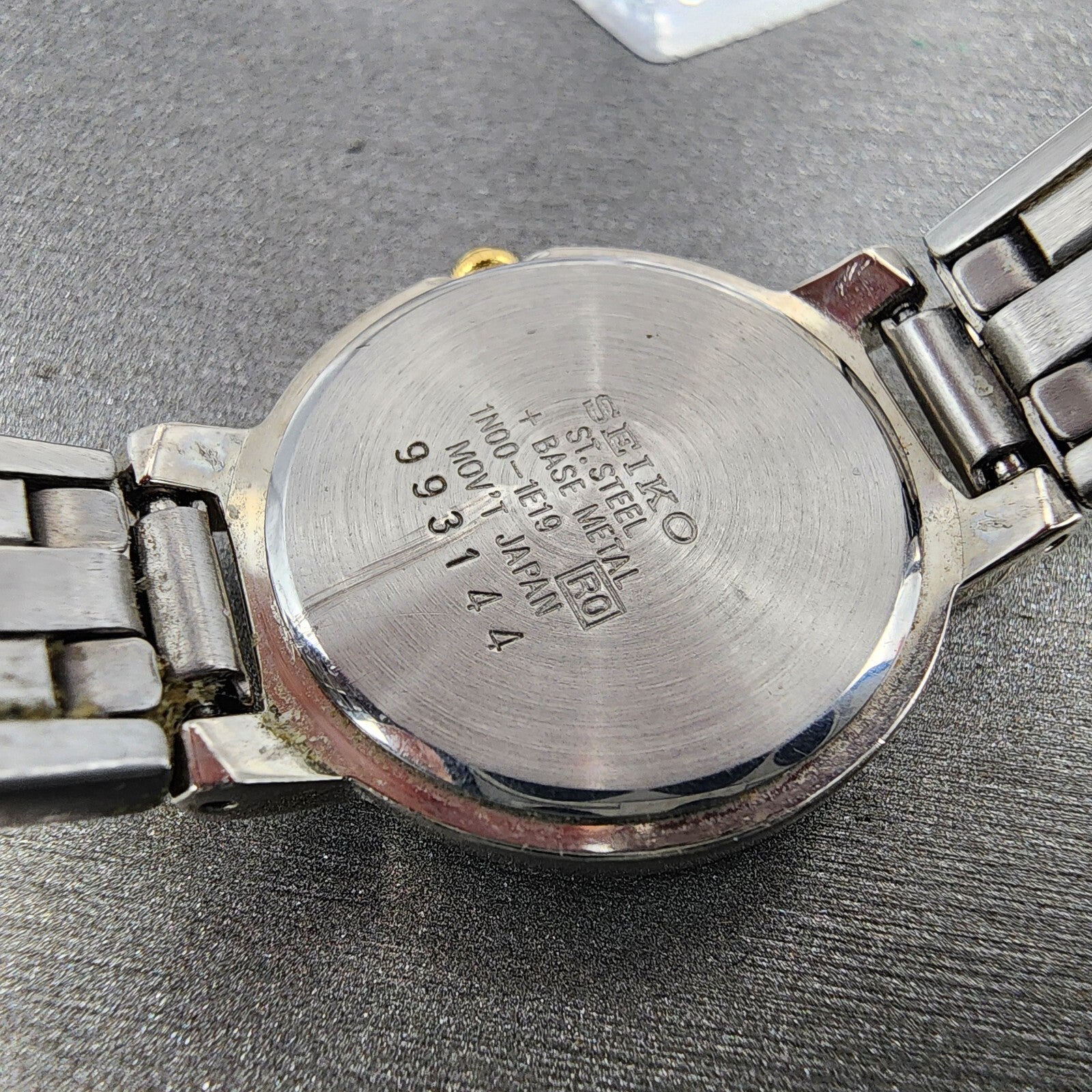Seiko Watch Women 24mm White Dial Two Tone Round 1N001E19 New Battery9