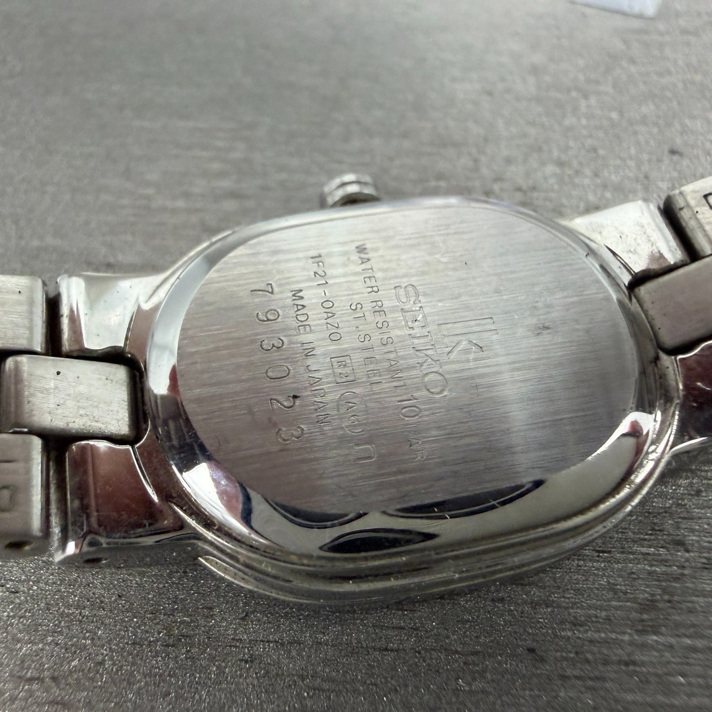 Seiko Lukia Watch Women 21mm Red Dial Silver Tone Oval 1F21-0AZ0 New Battery9