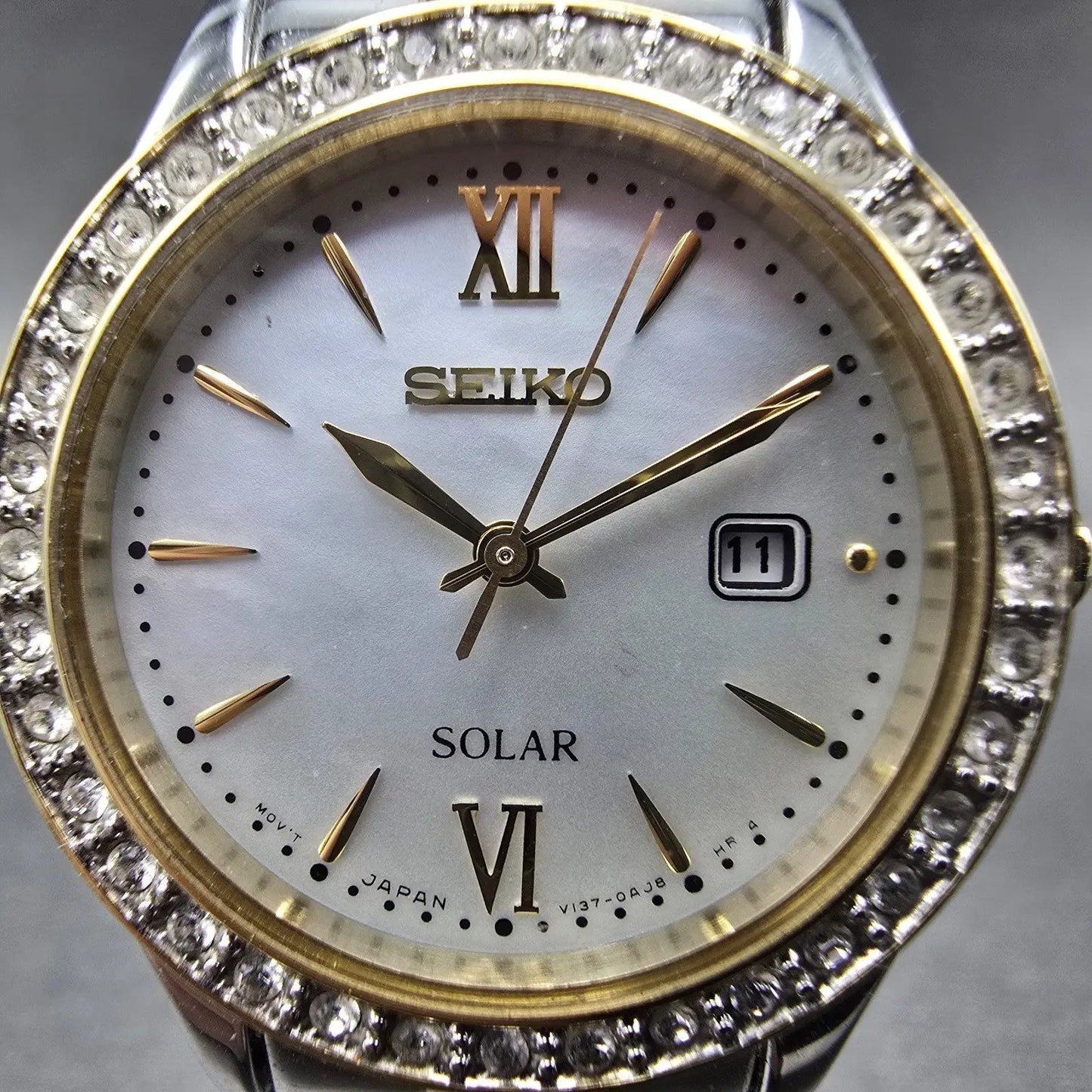 Seiko Solar Watch Women 29mm MOP Dial Two Tone Date Round V137-0AA0 Runs1