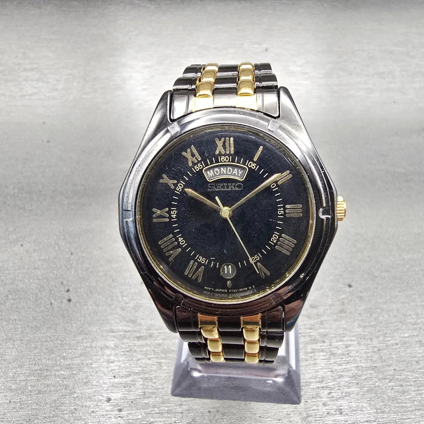 Seiko Watch Men 35mm Black Dial Black & Gold Tone Daydate Round V733-6C49 NewBat0